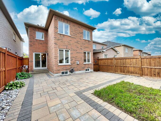 110 Herefordshire Crescent