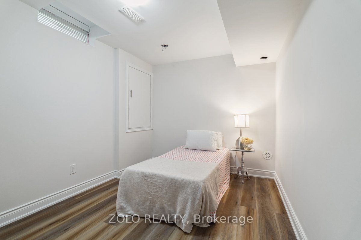 2 Rothbury Rd W