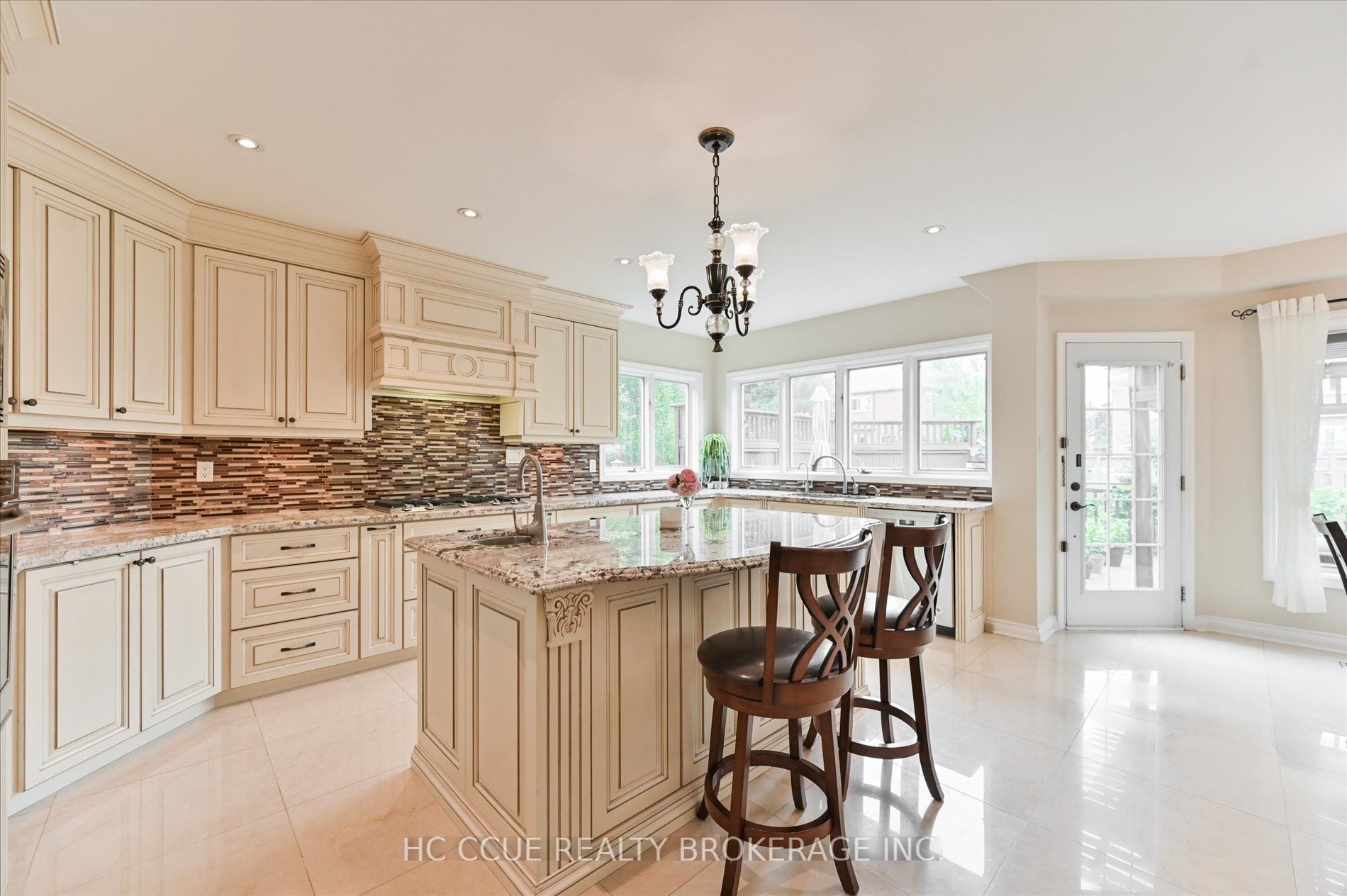 75 Ava Cres
