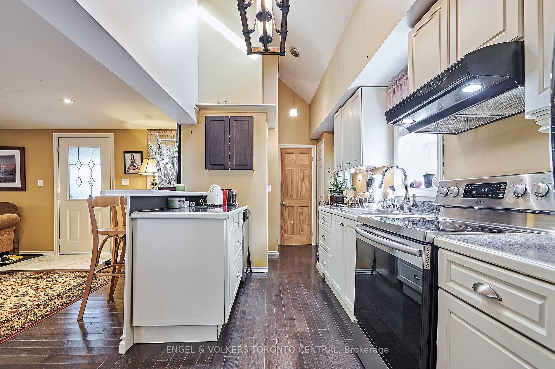 5907 Lakeshore Rd