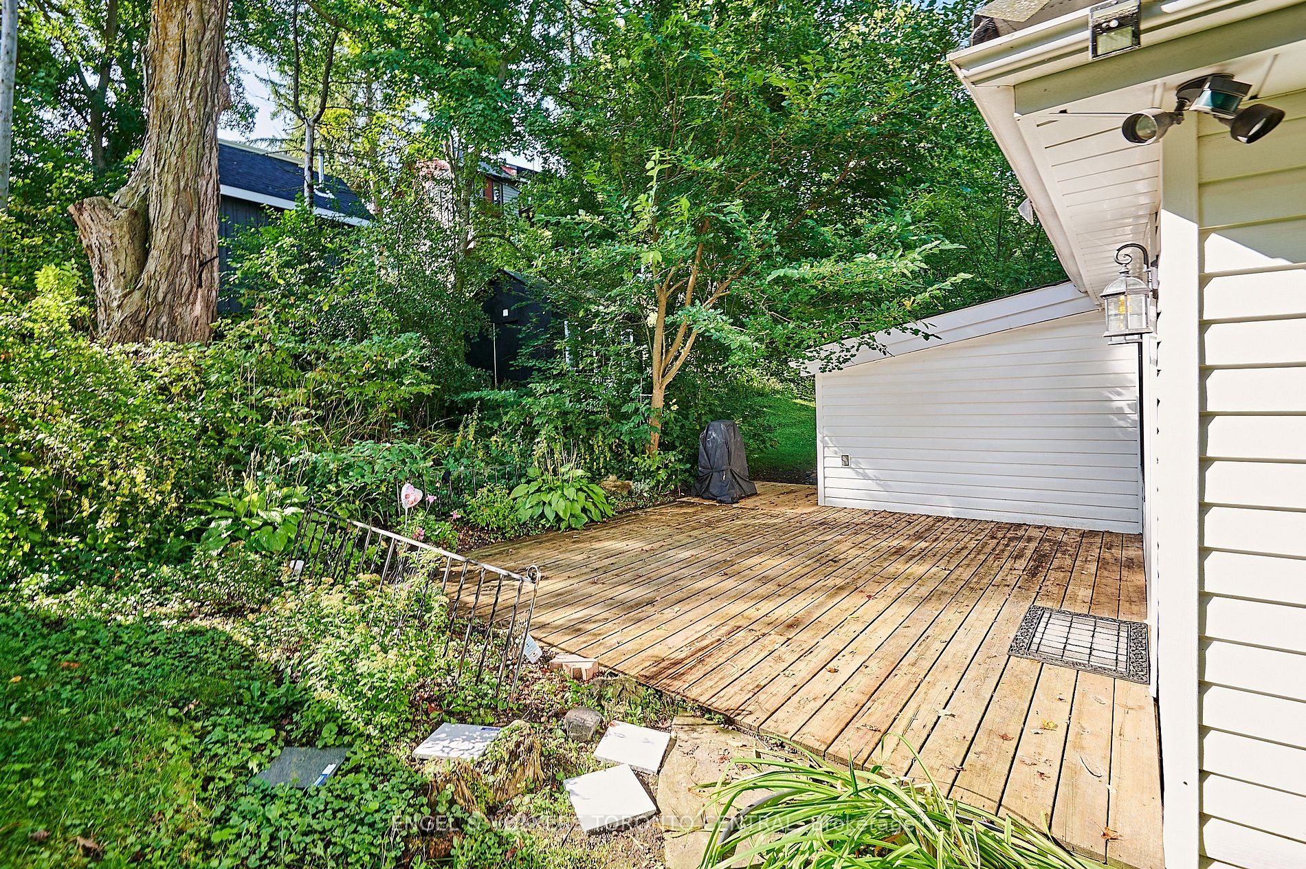 5907 Lakeshore Rd
