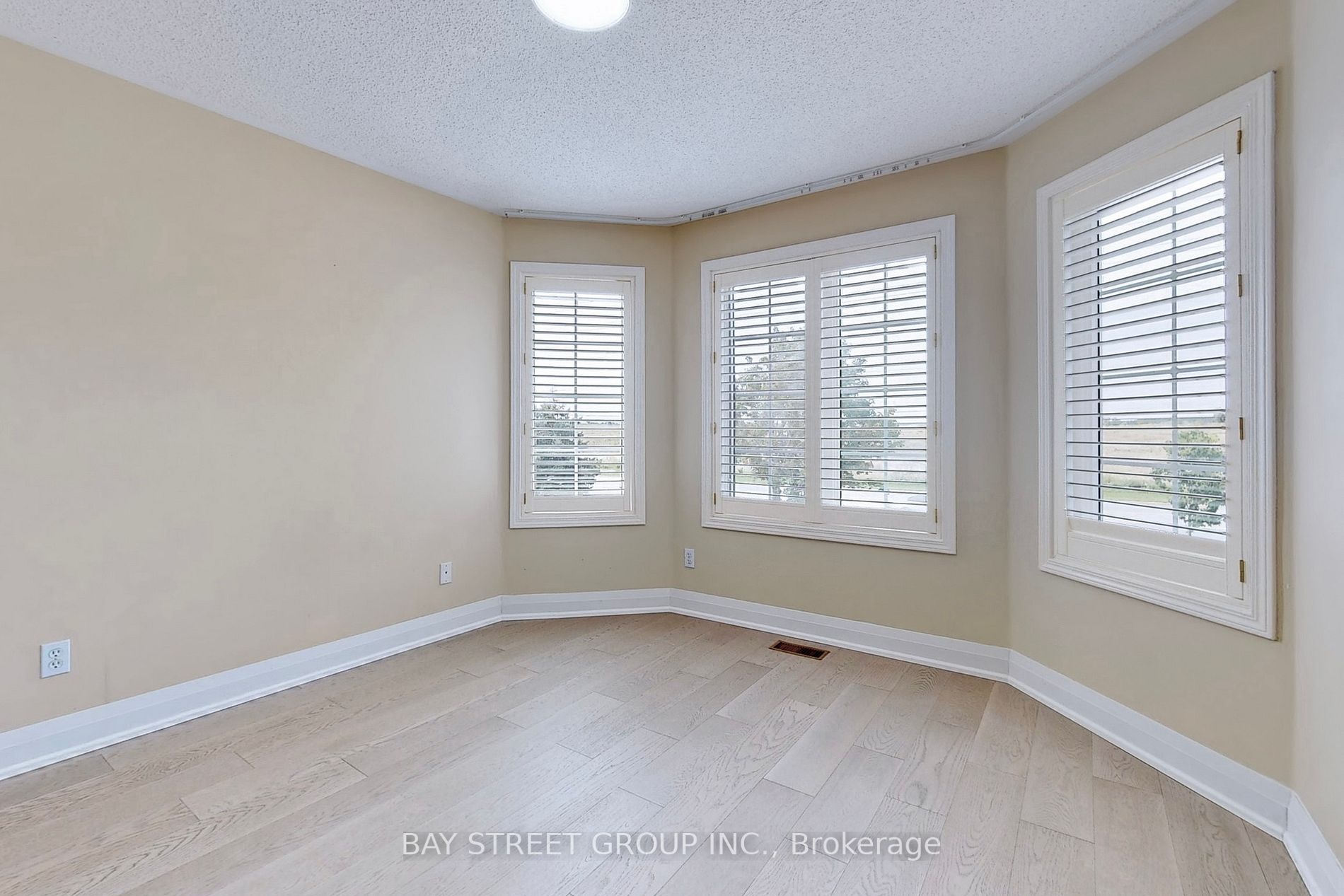 25 Tower Bridge Cres