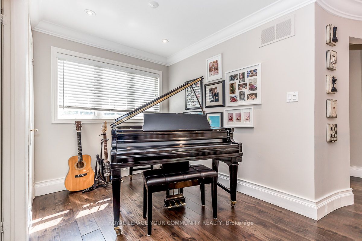 958 Creebridge Crescent