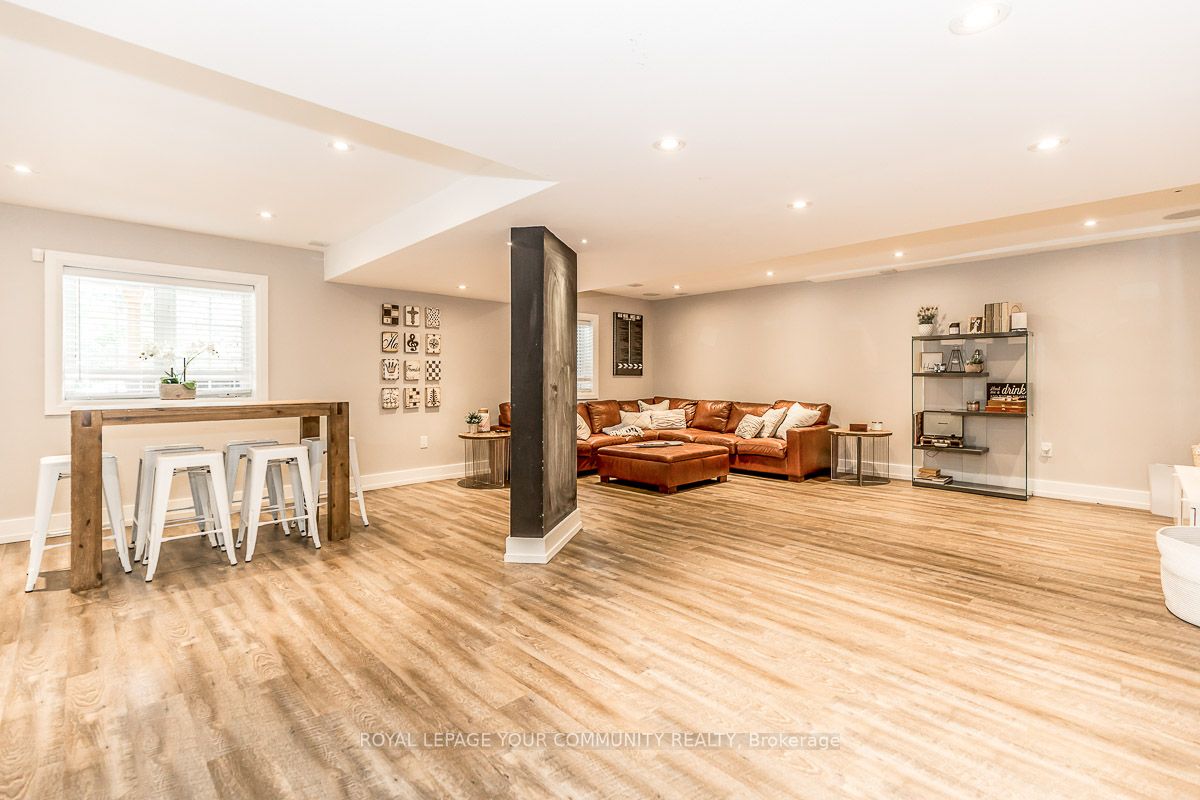 958 Creebridge Crescent