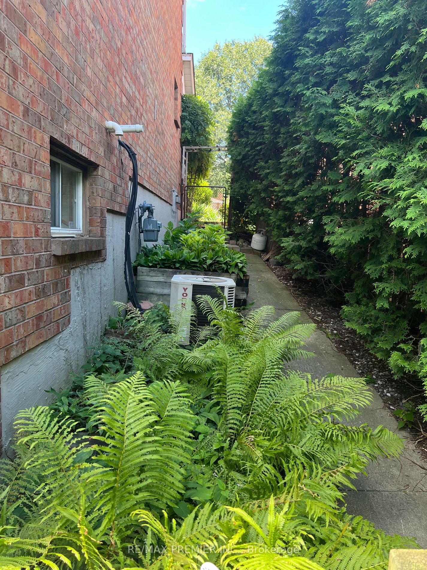 27 Dawson Cres