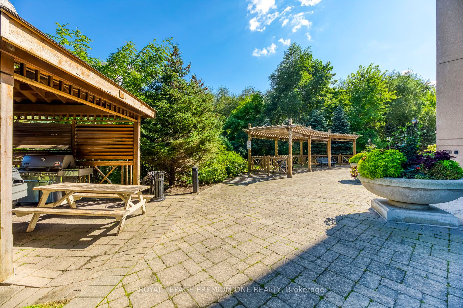 9225 jane Street, #806