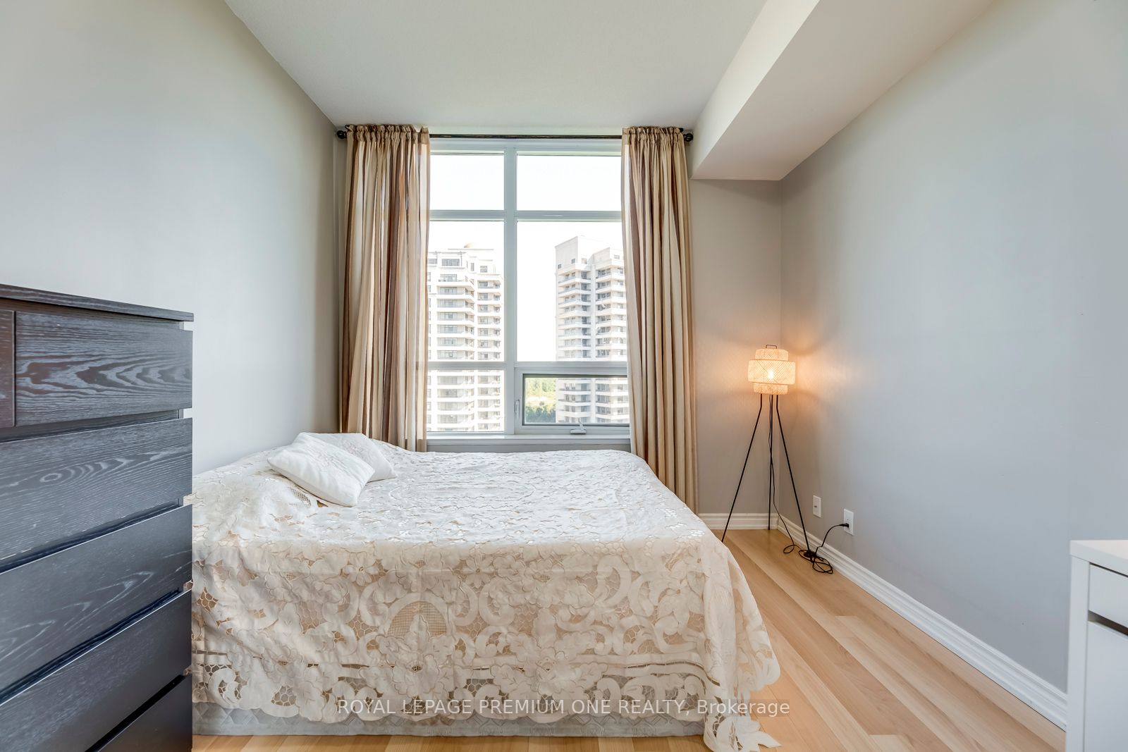 9225 jane Street, #806