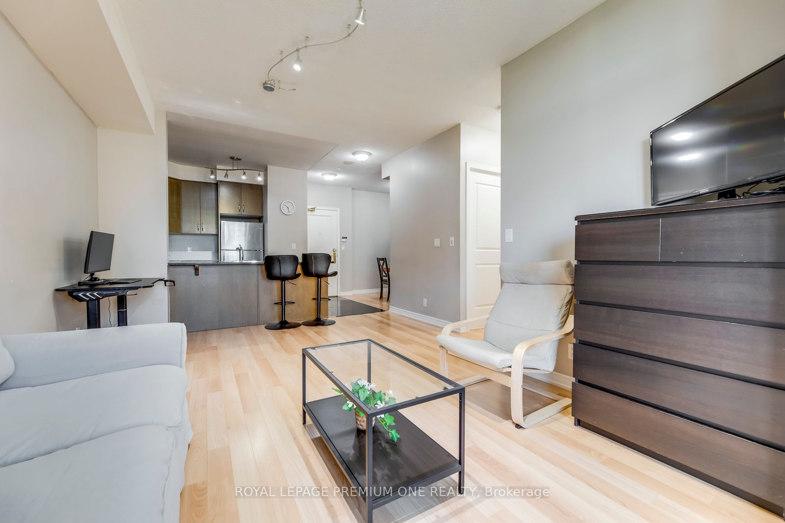 9225 jane Street, #806