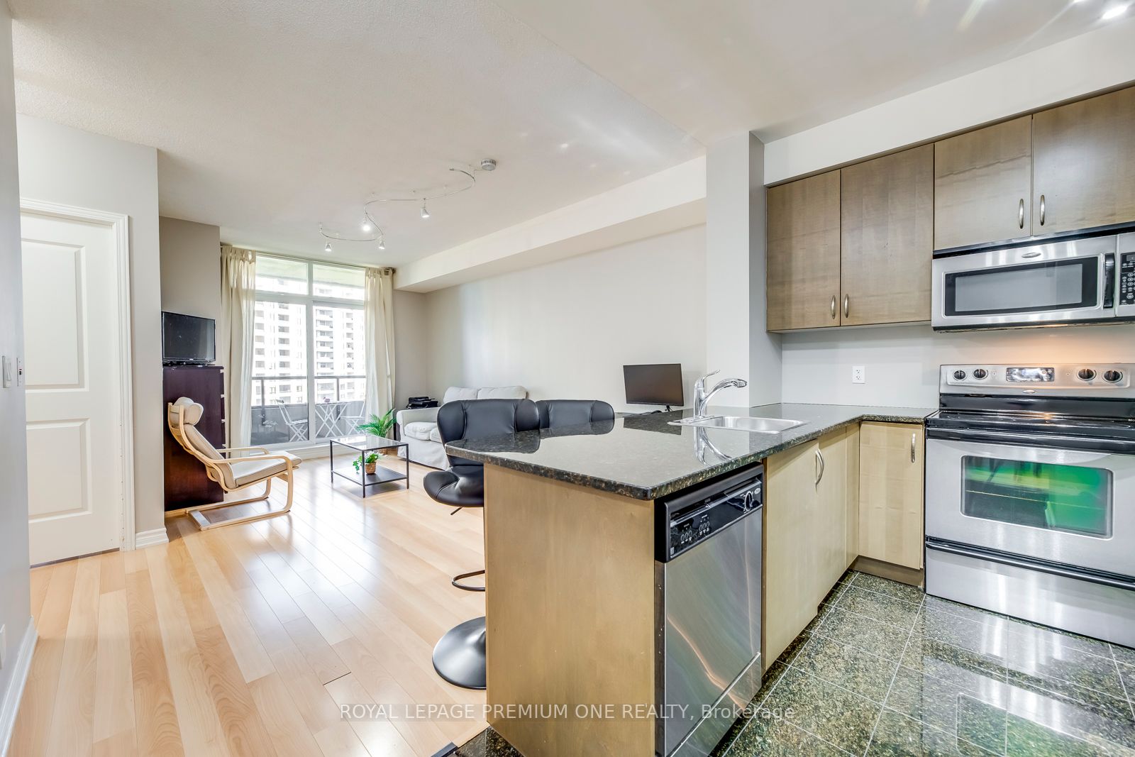 9225 jane Street, #806
