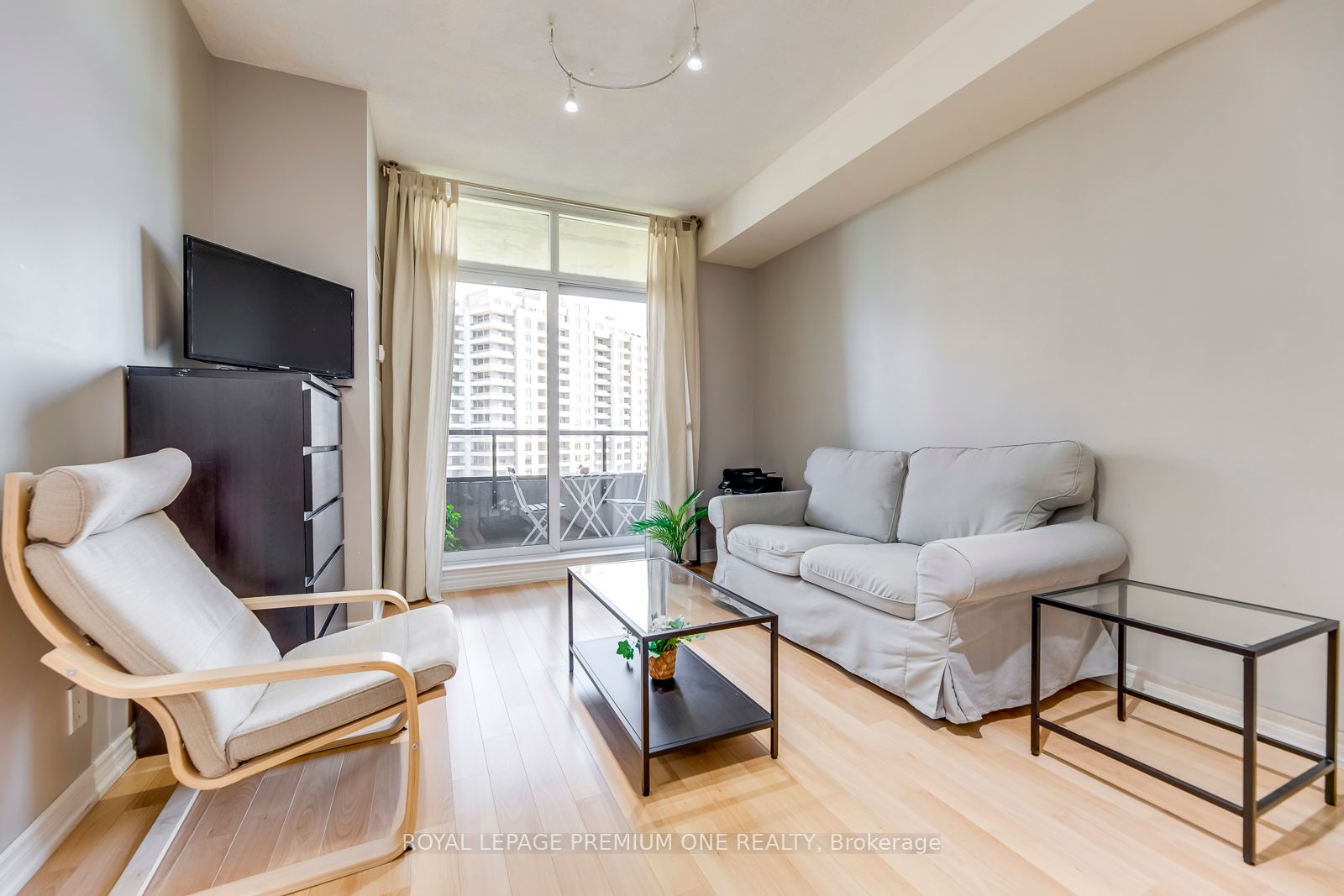 9225 jane Street, #806