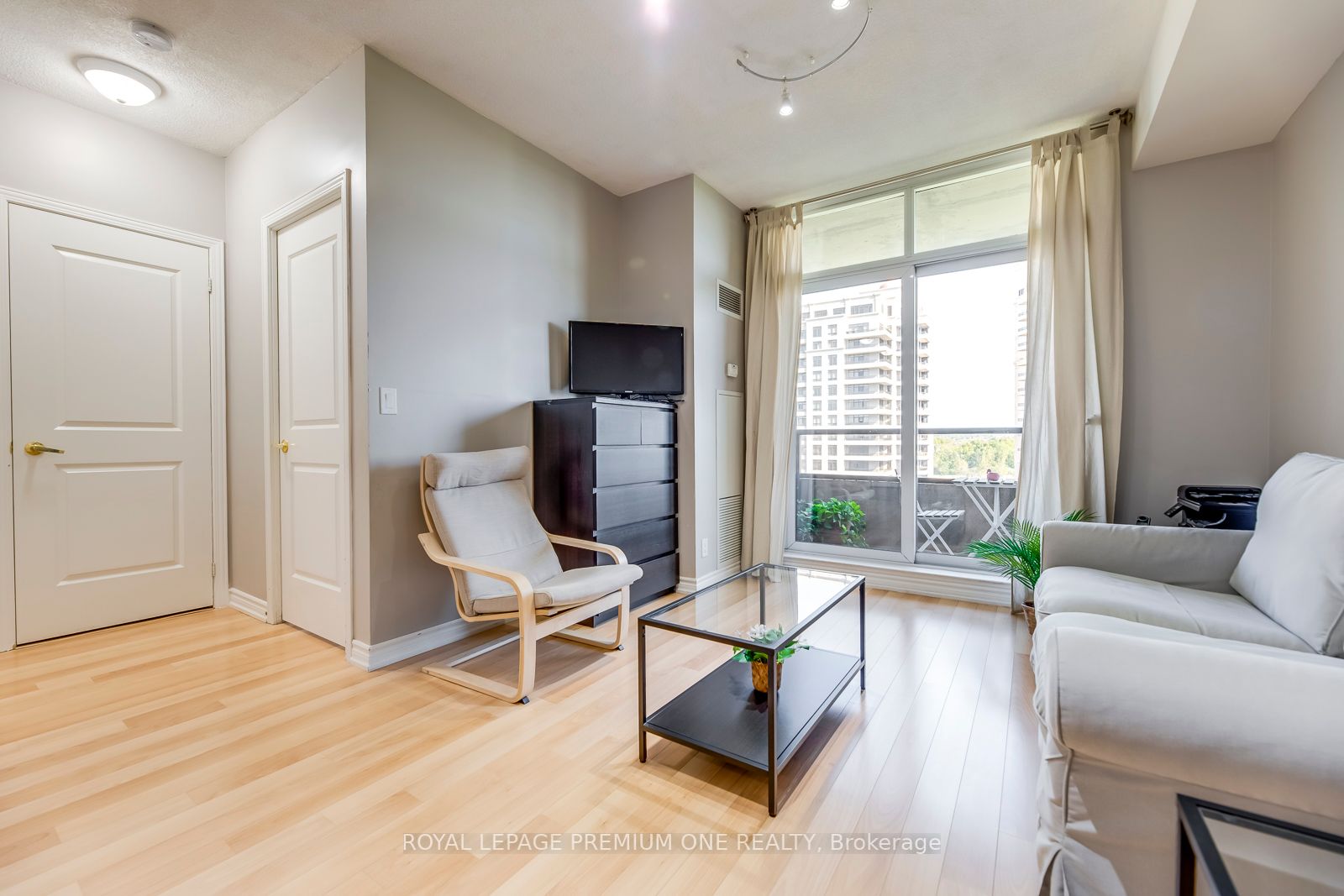9225 jane Street, #806