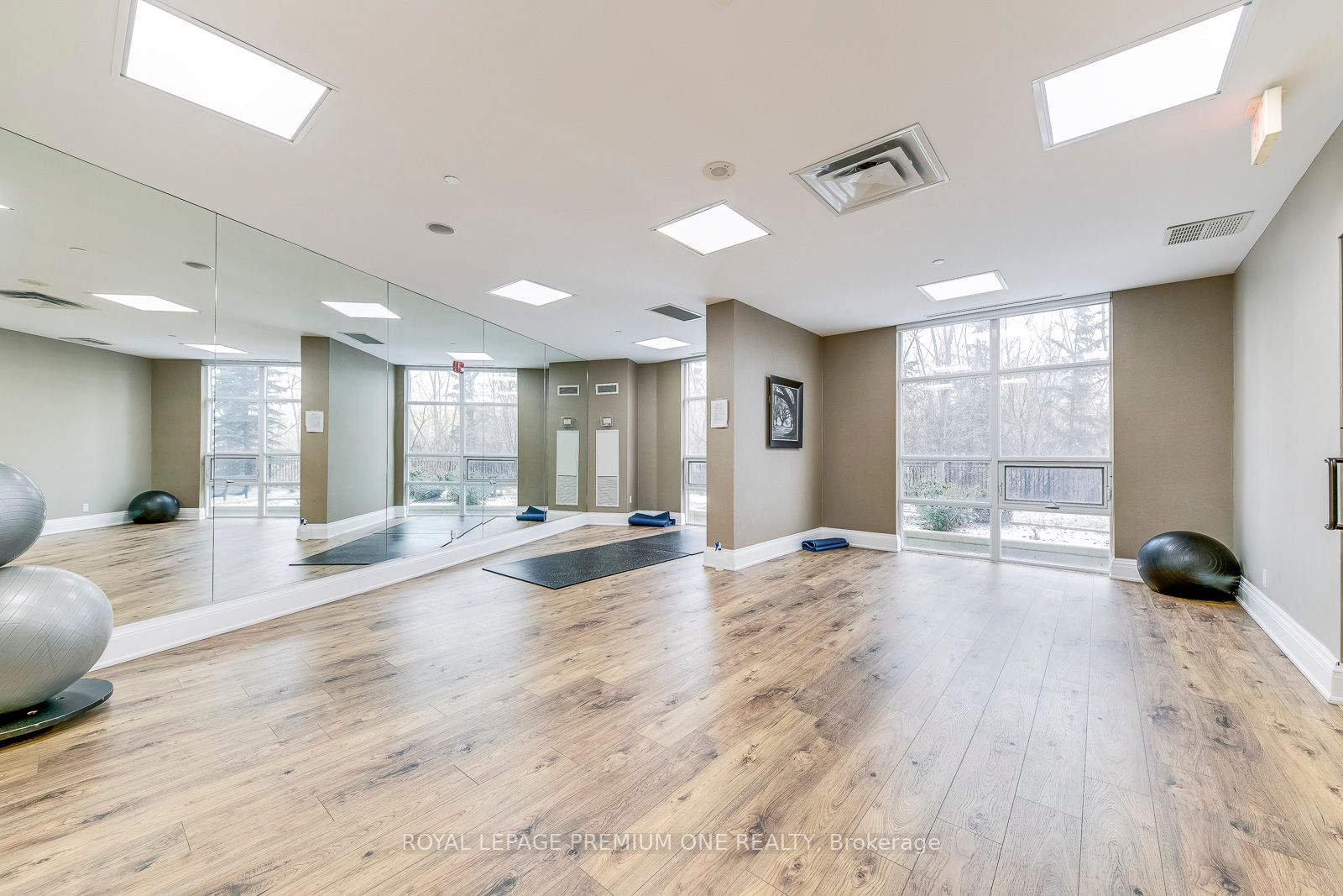 9225 jane Street, #806