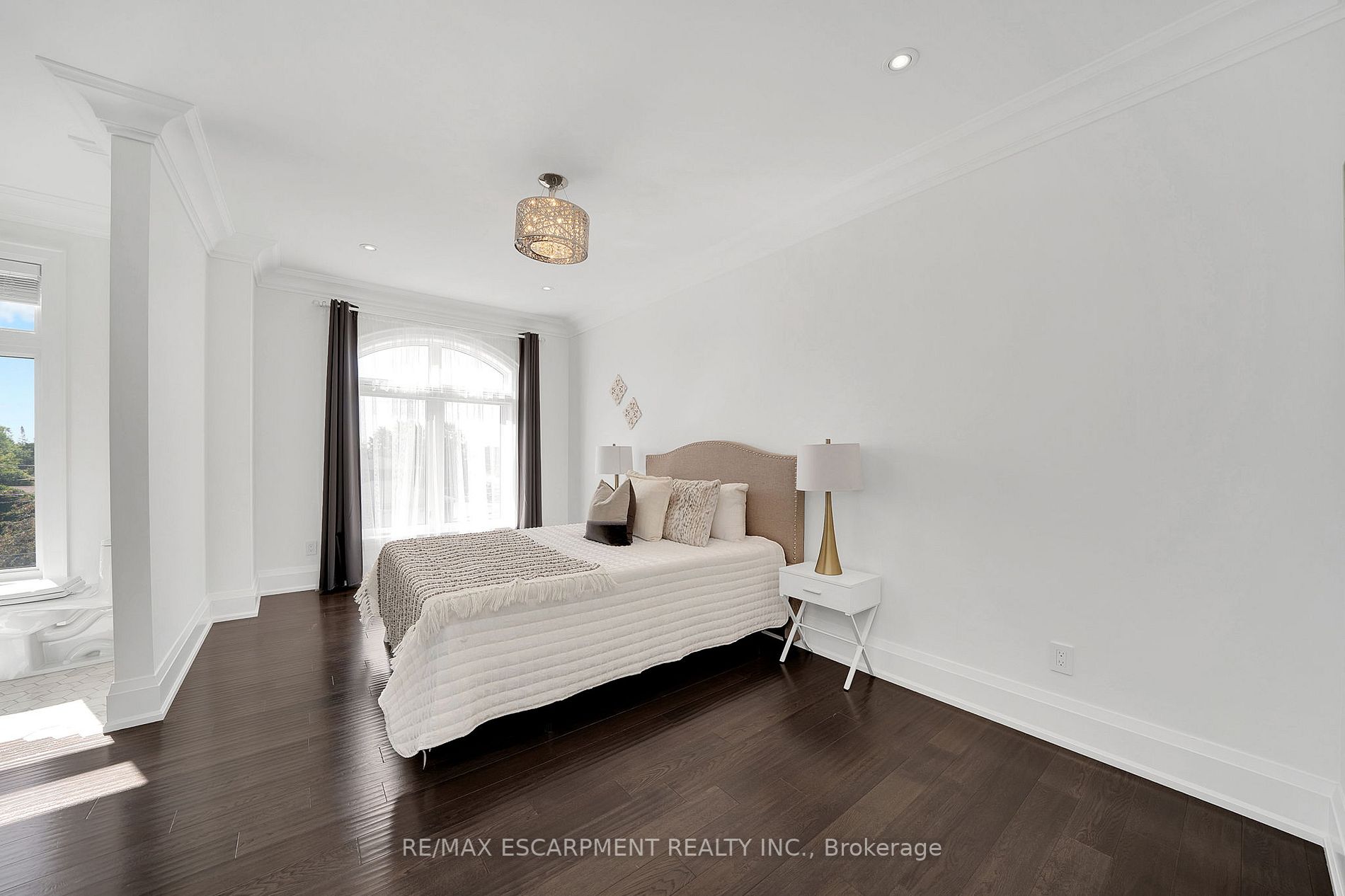 9737 Bathurst St