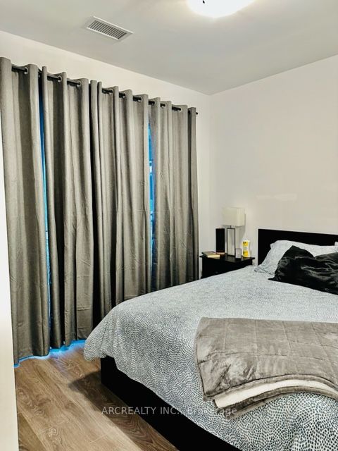 75 Oneida Cres W, #201