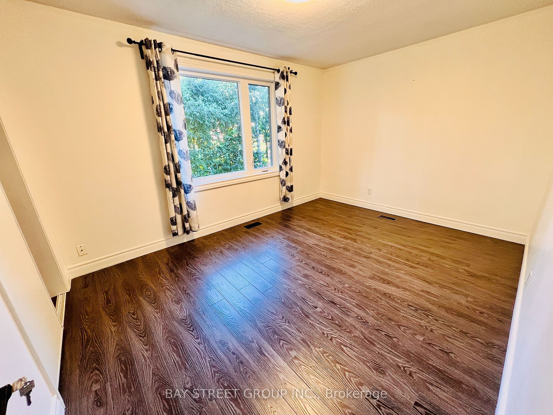 509 Lynett Cres, #Main