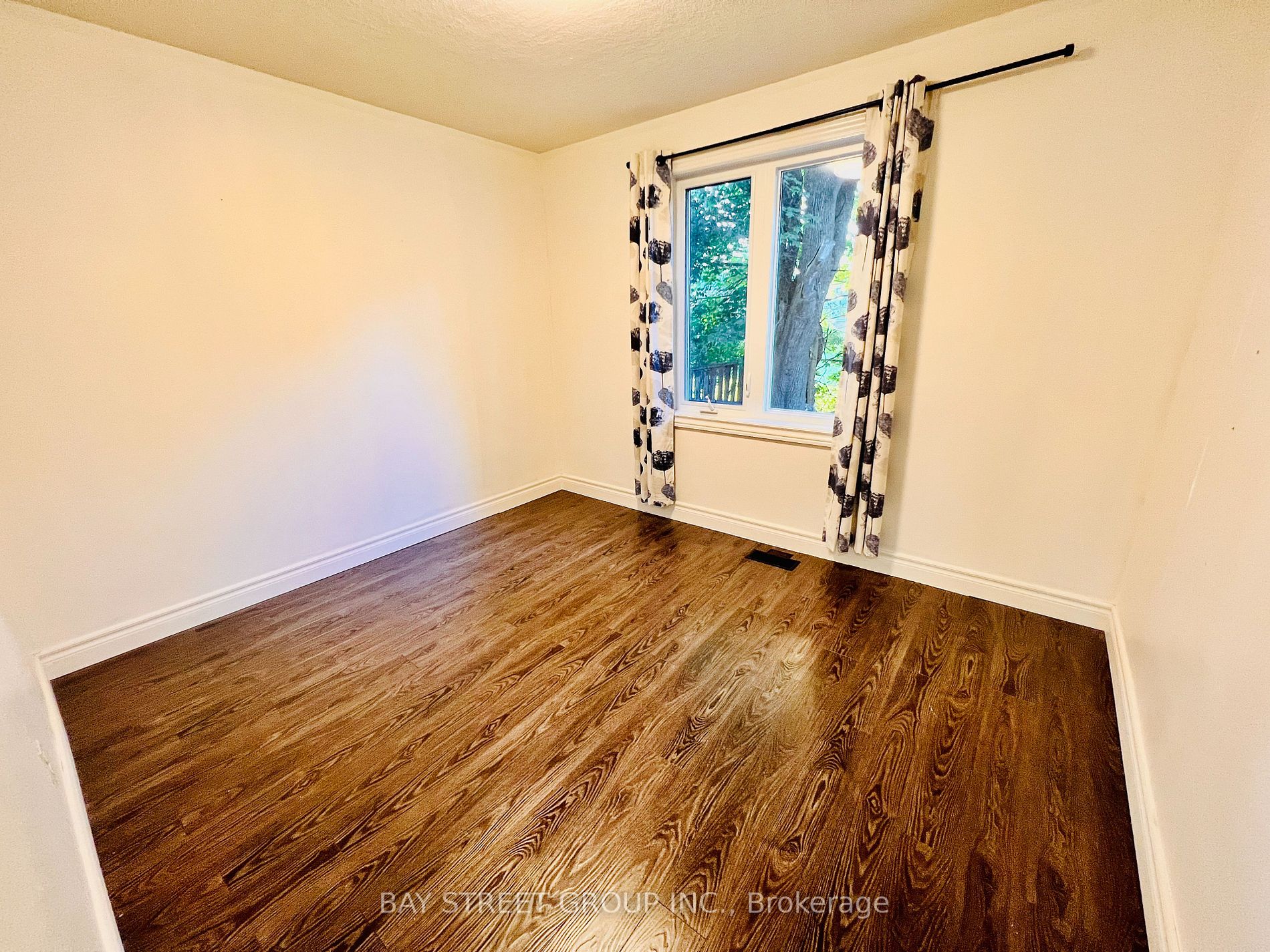 509 Lynett Cres, #Main