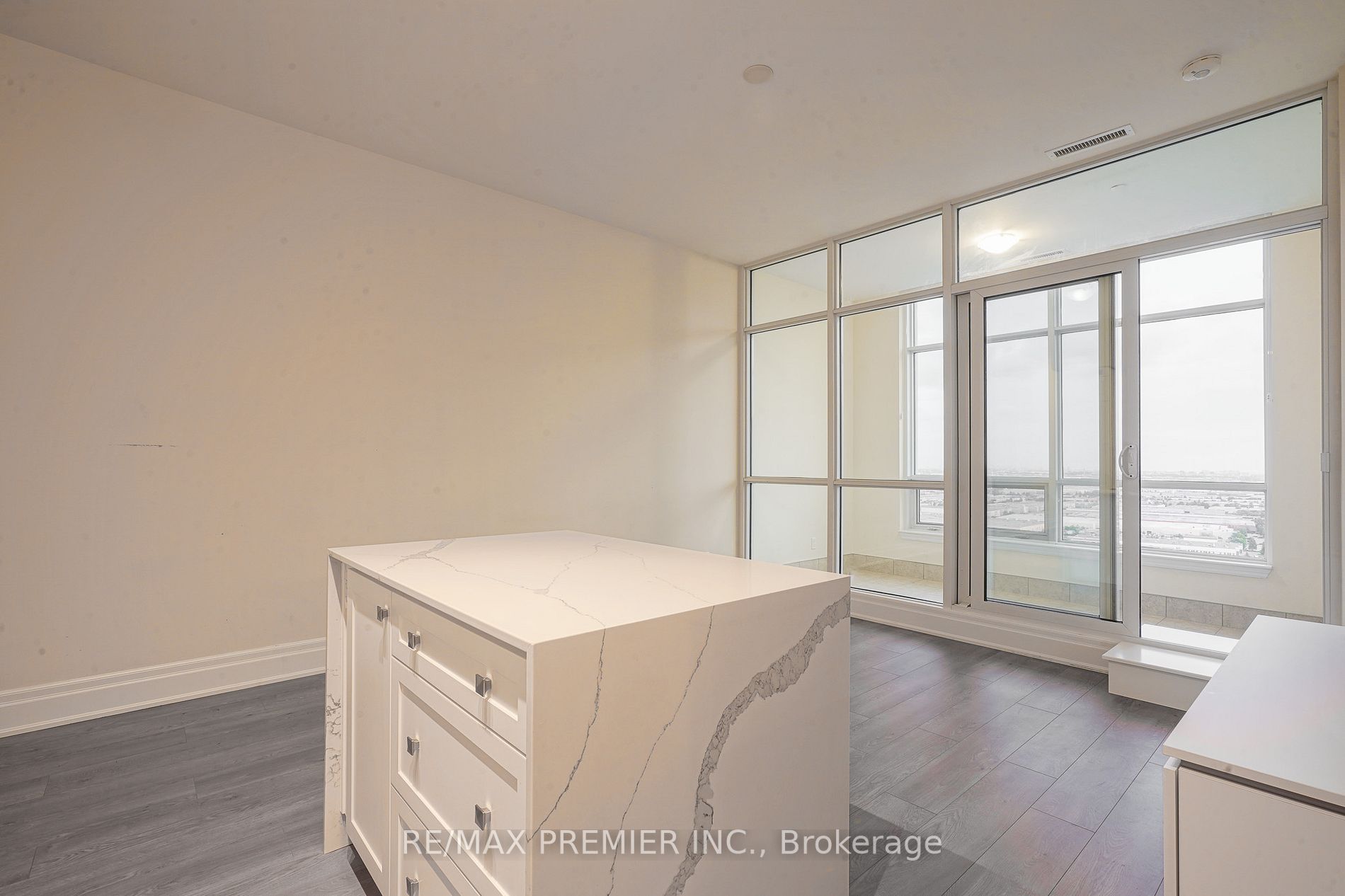 9075 Jane Street, #PH06
