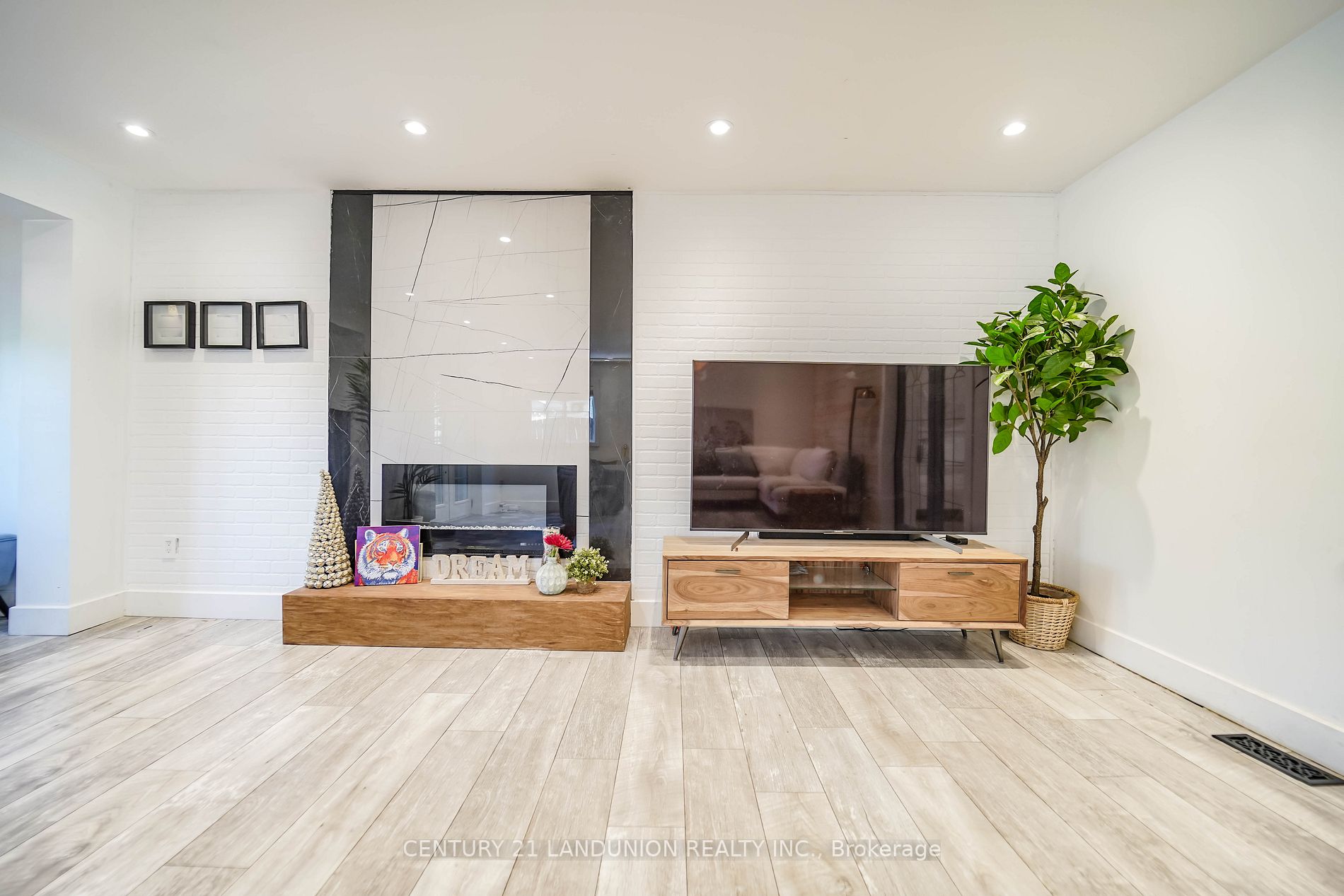 160 Olde Bayview Ave