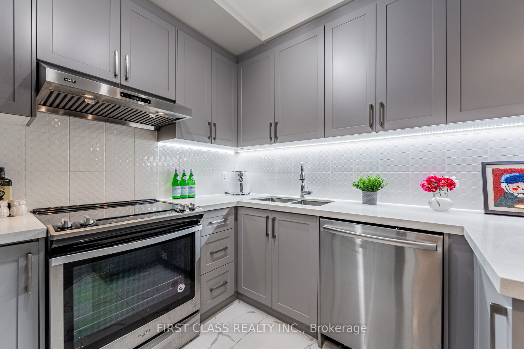 21 Upper Duke Cres, #314B