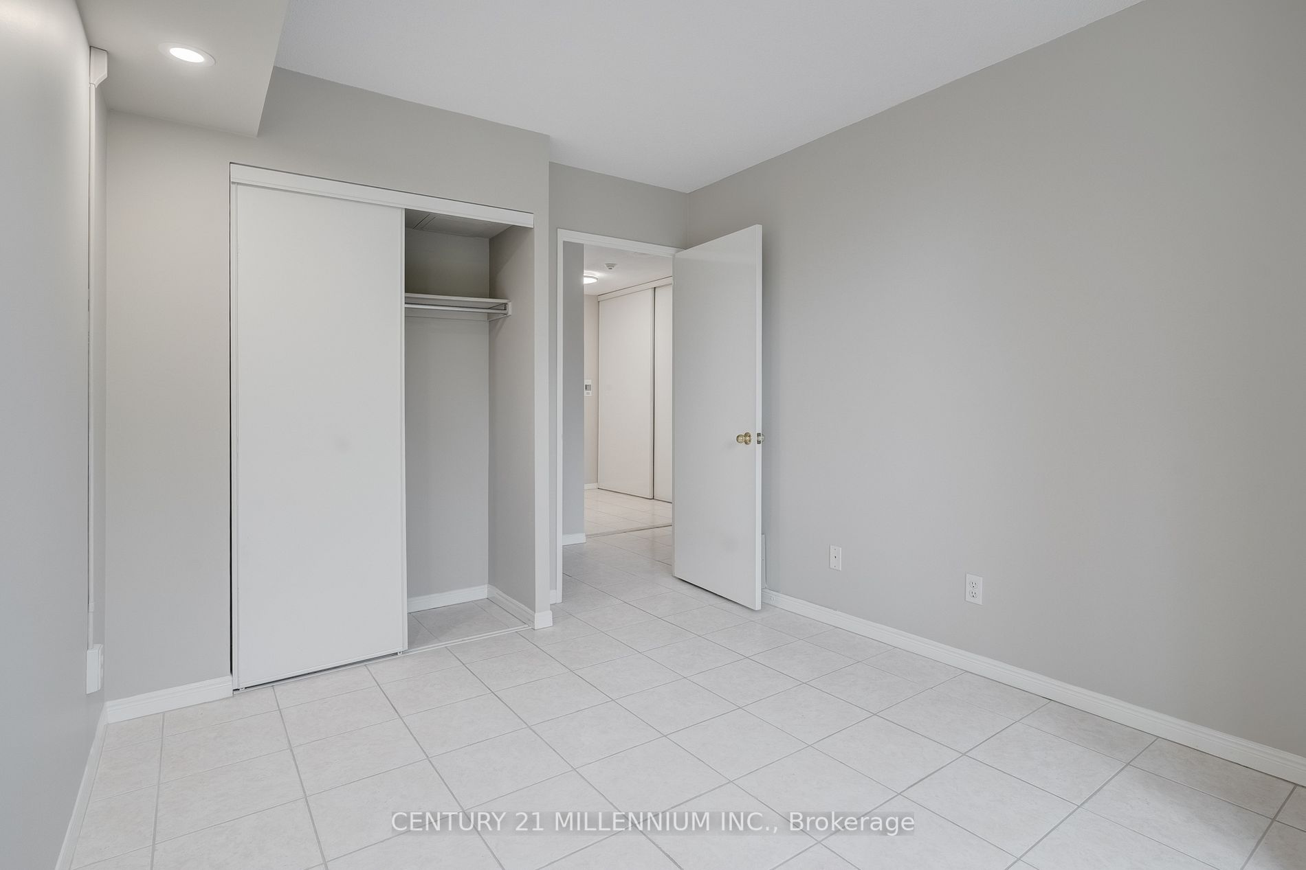 81 Townsgate Dr, #211