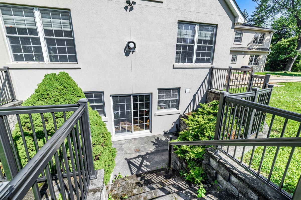 1 Blue Grass Dr