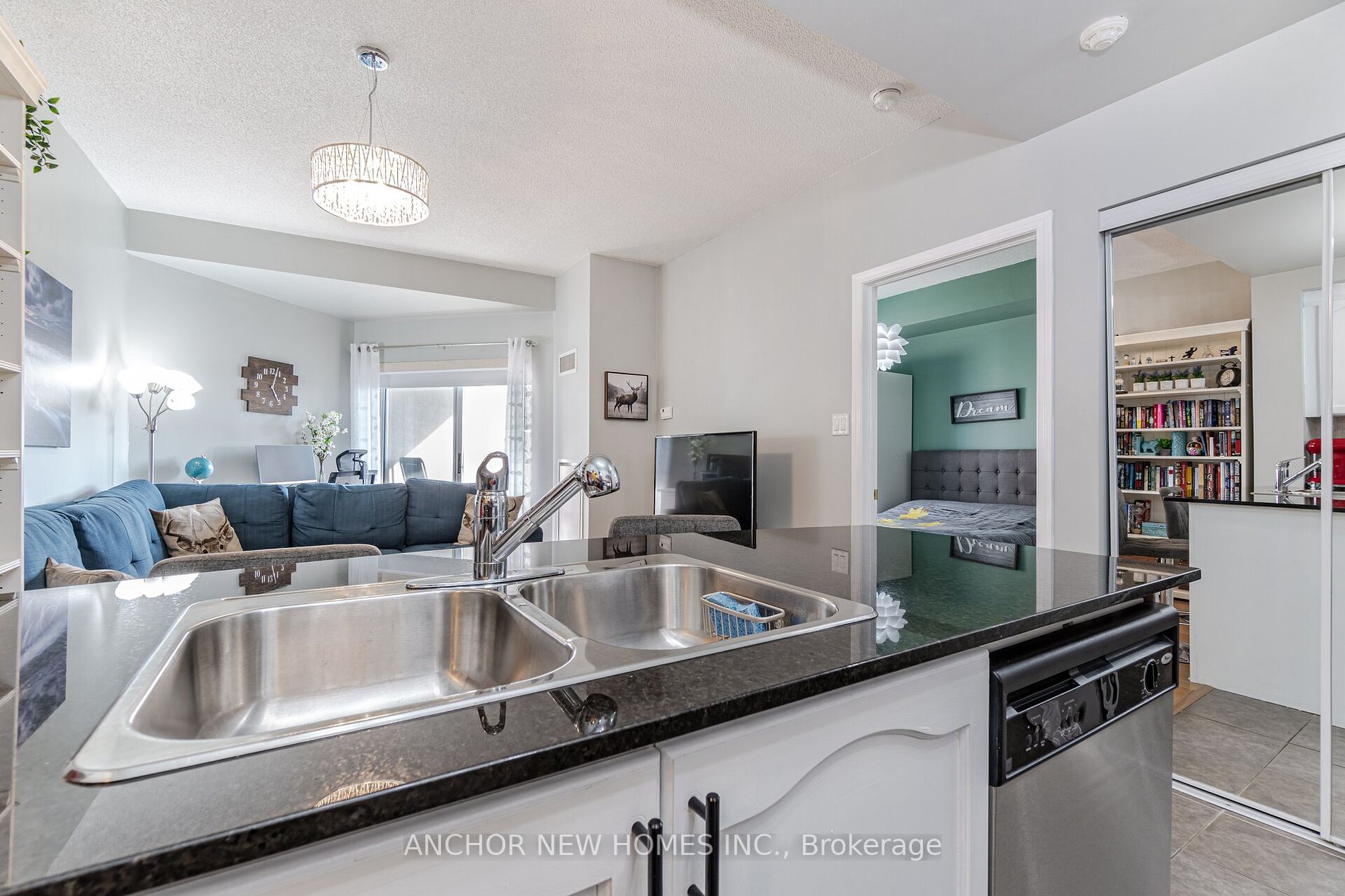 8 Maison Parc Crt, #305