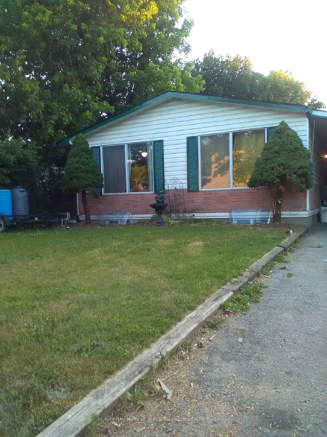 98 Queen St N