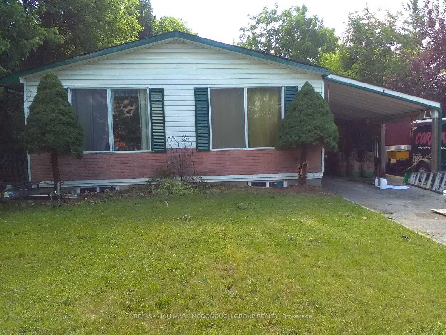 98 Queen St N