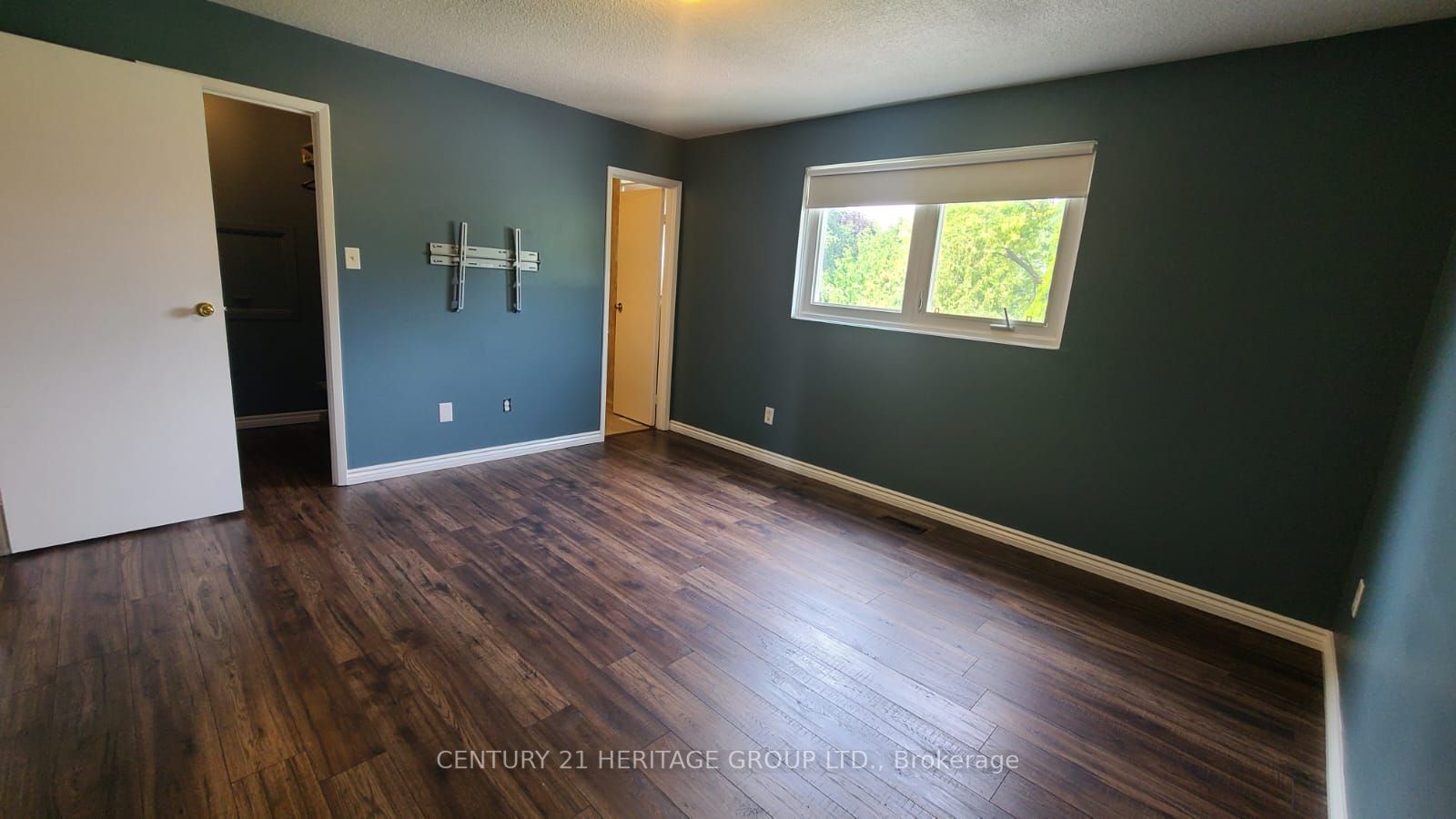 2 Eastman Cres