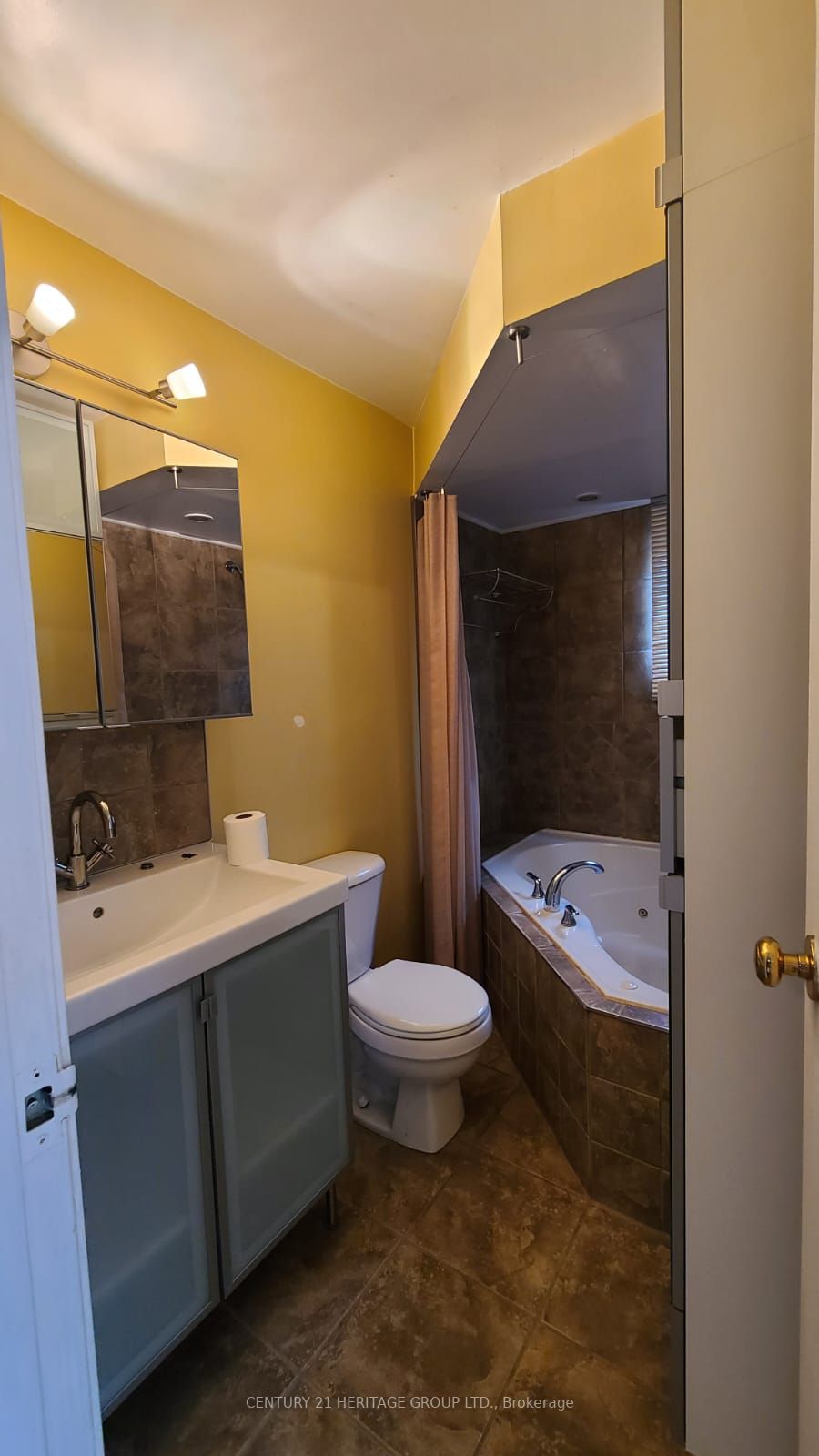 2 Eastman Cres