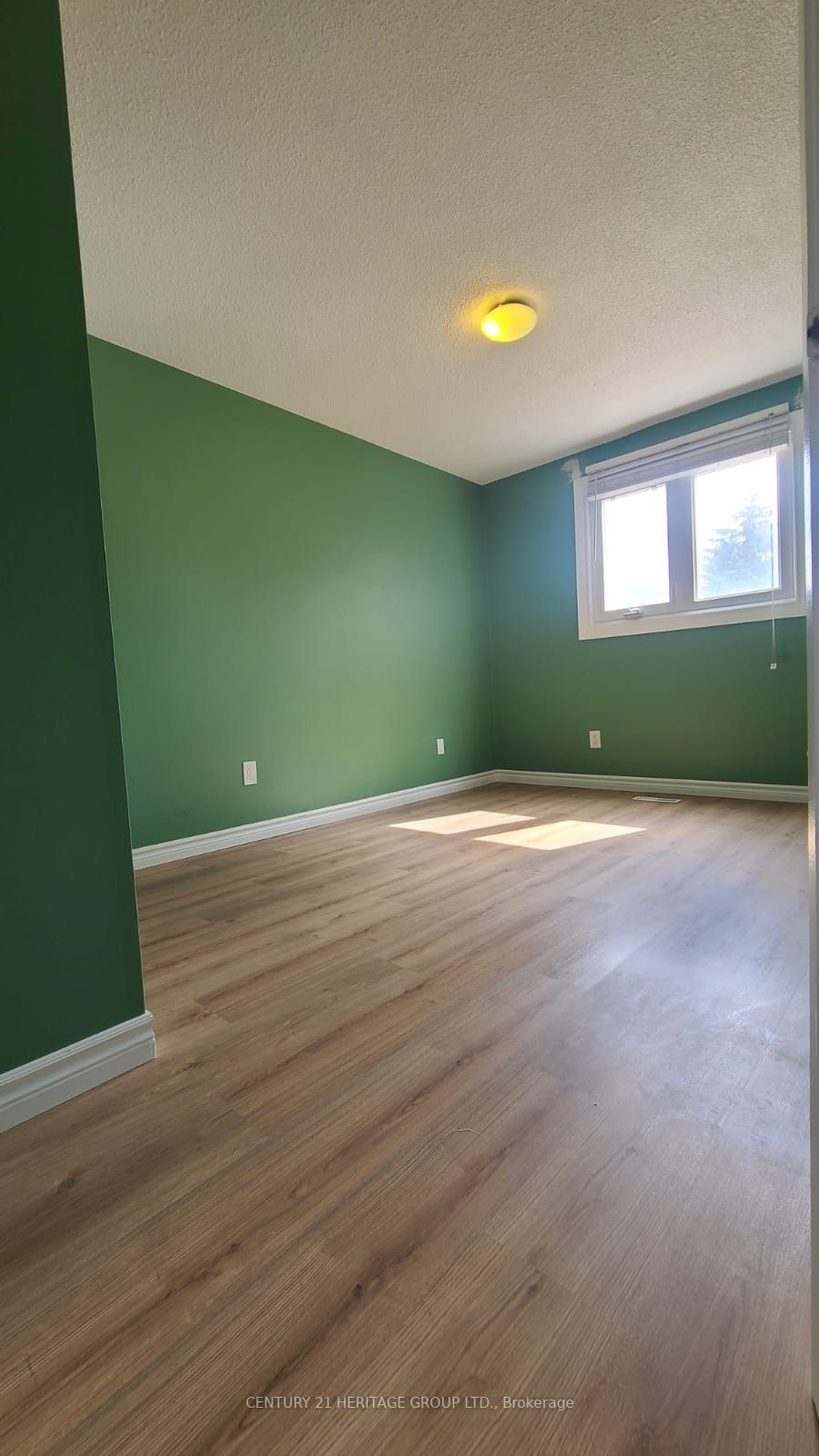 2 Eastman Cres