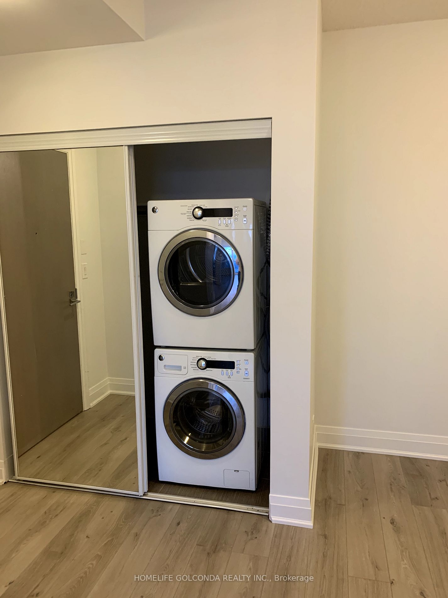 7167 Yonge St, #908