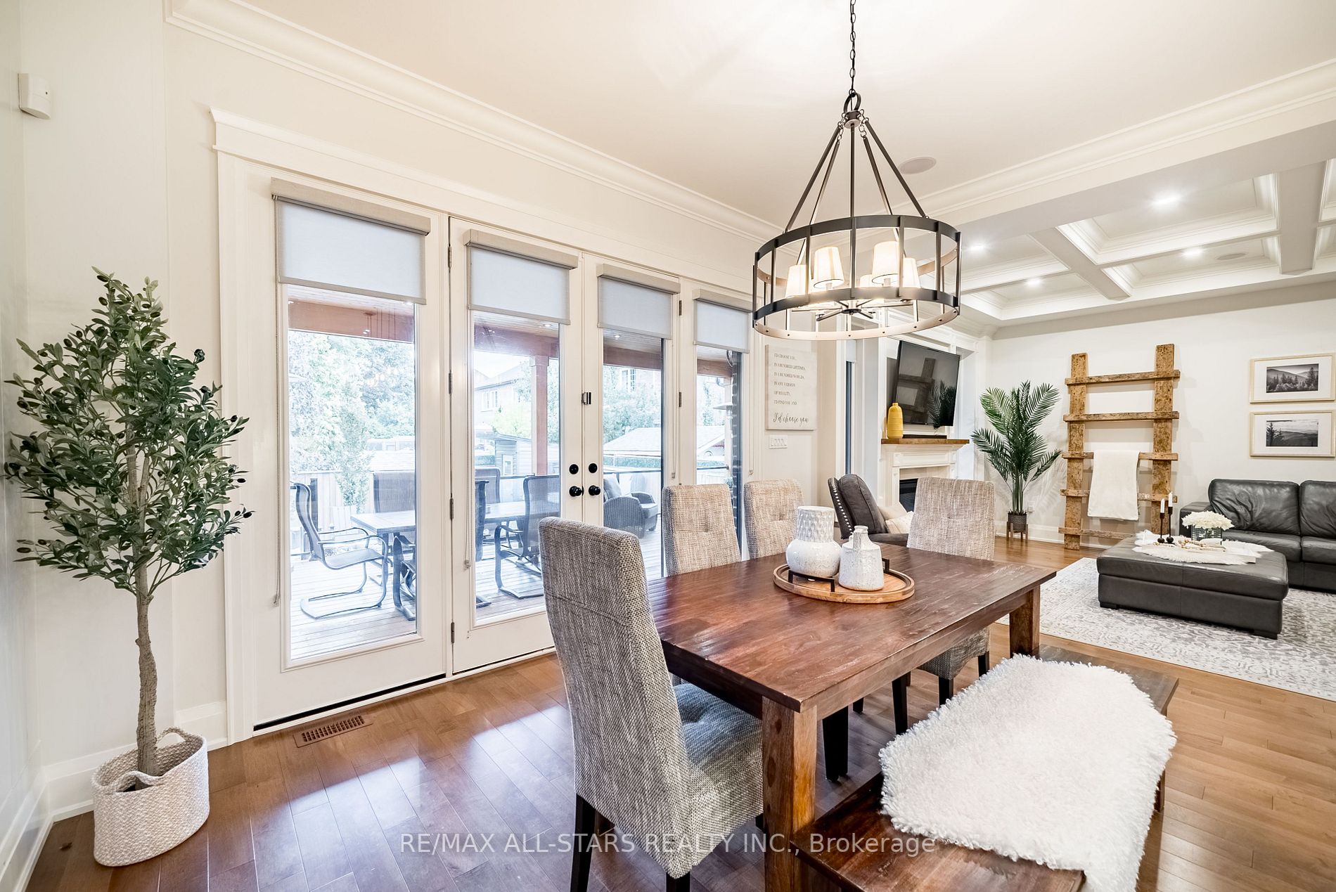 19 Manitoba St