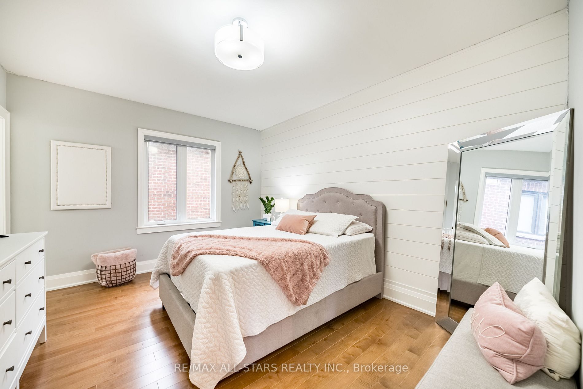 19 Manitoba St