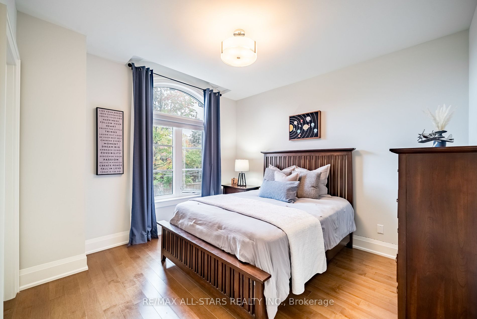19 Manitoba St