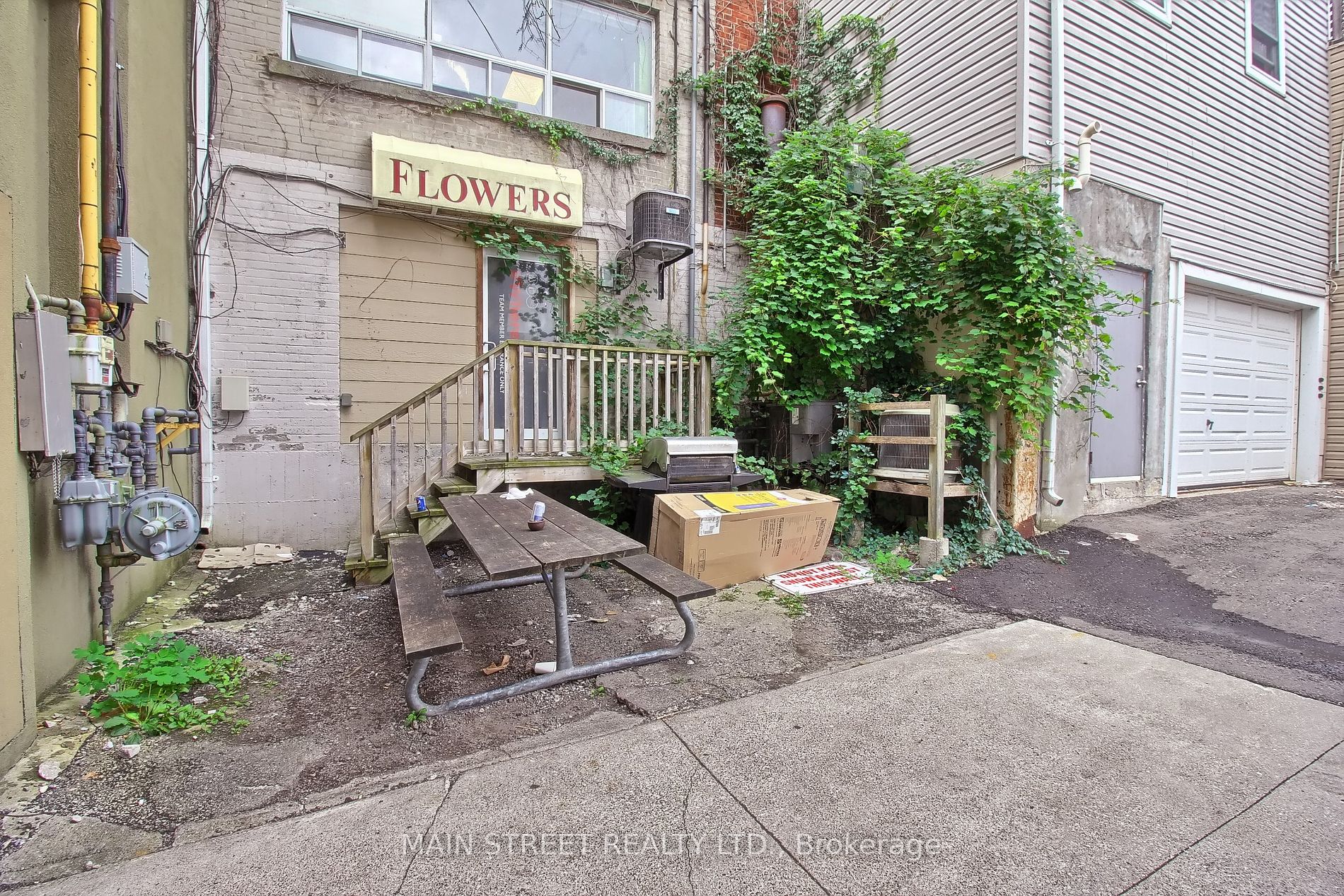 243/245 Main St S