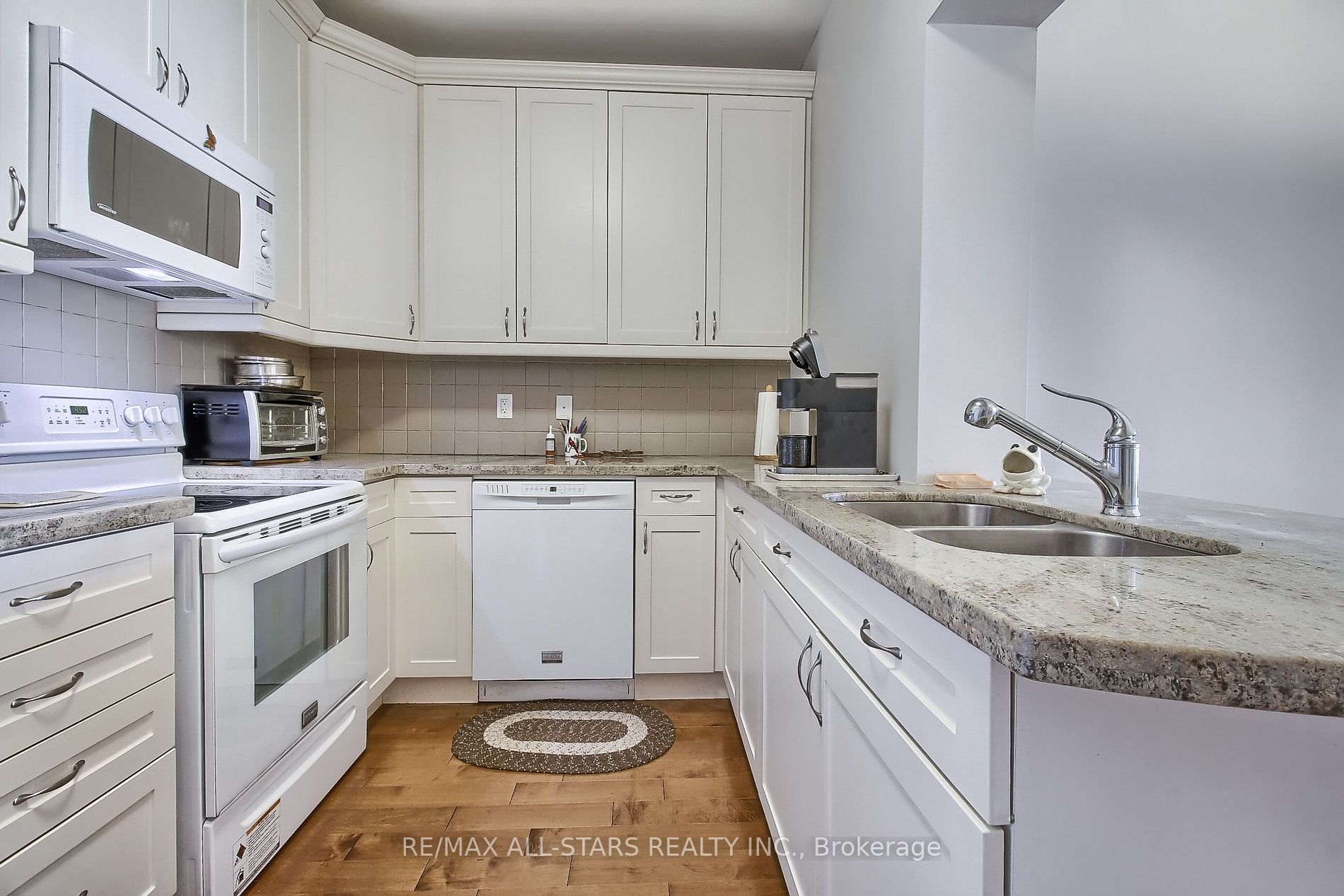 80 Burns Blvd, #208