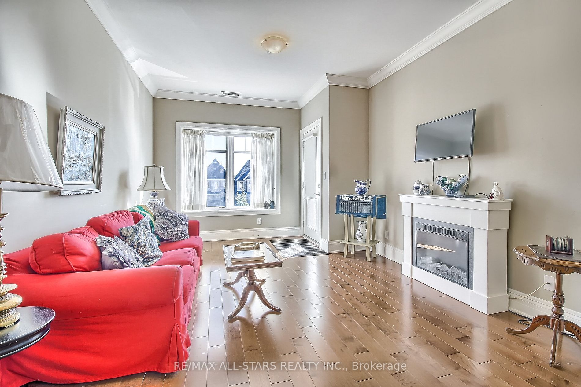 80 Burns Blvd, #208