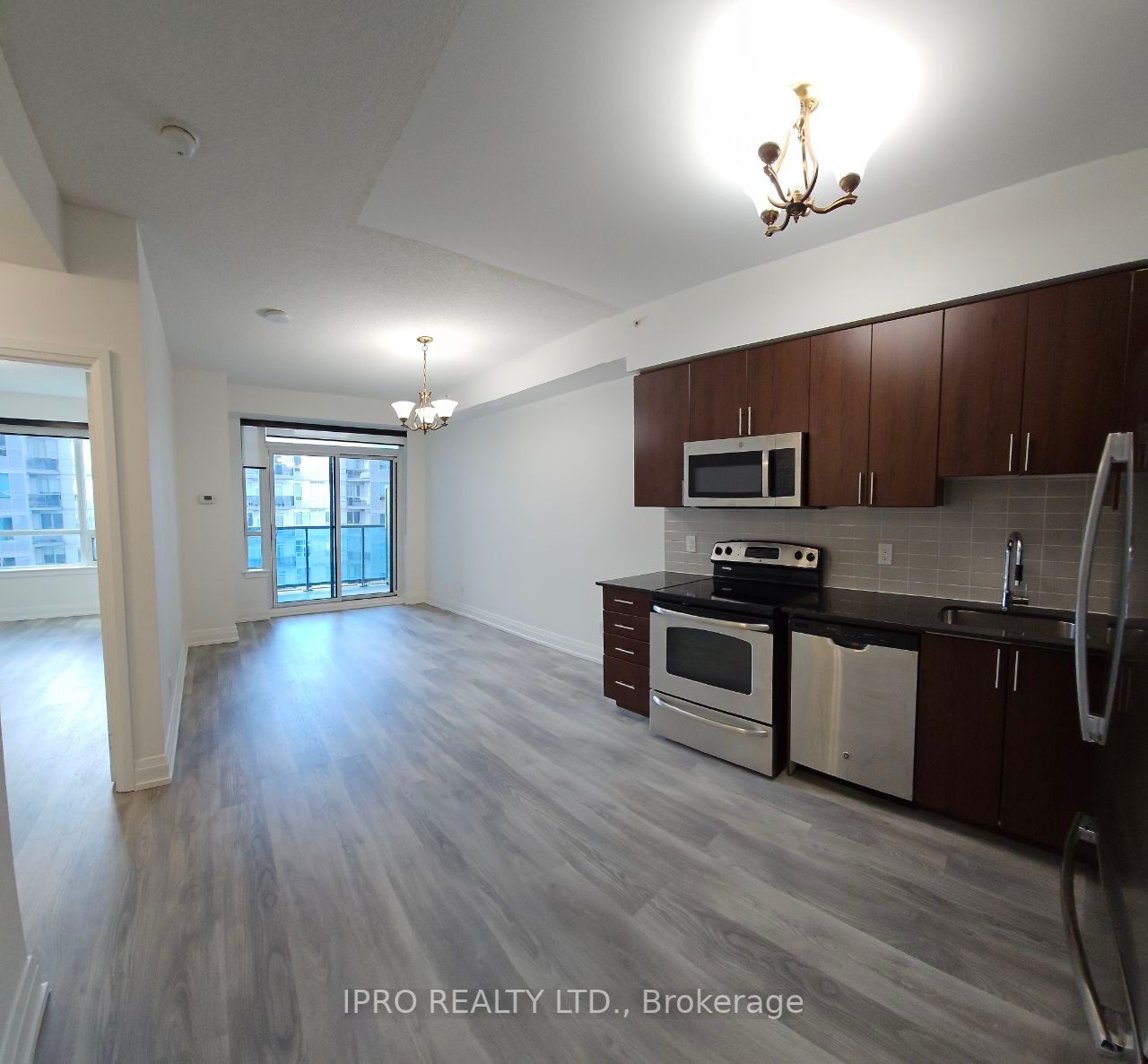 7165 Yonge St, #910