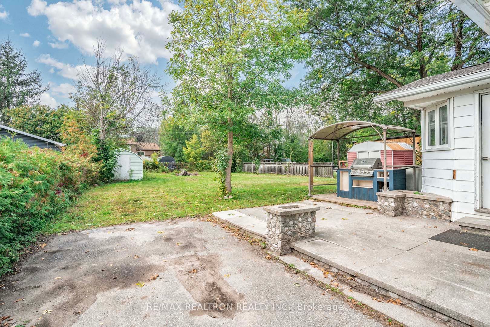 98 Lakeshore Blvd