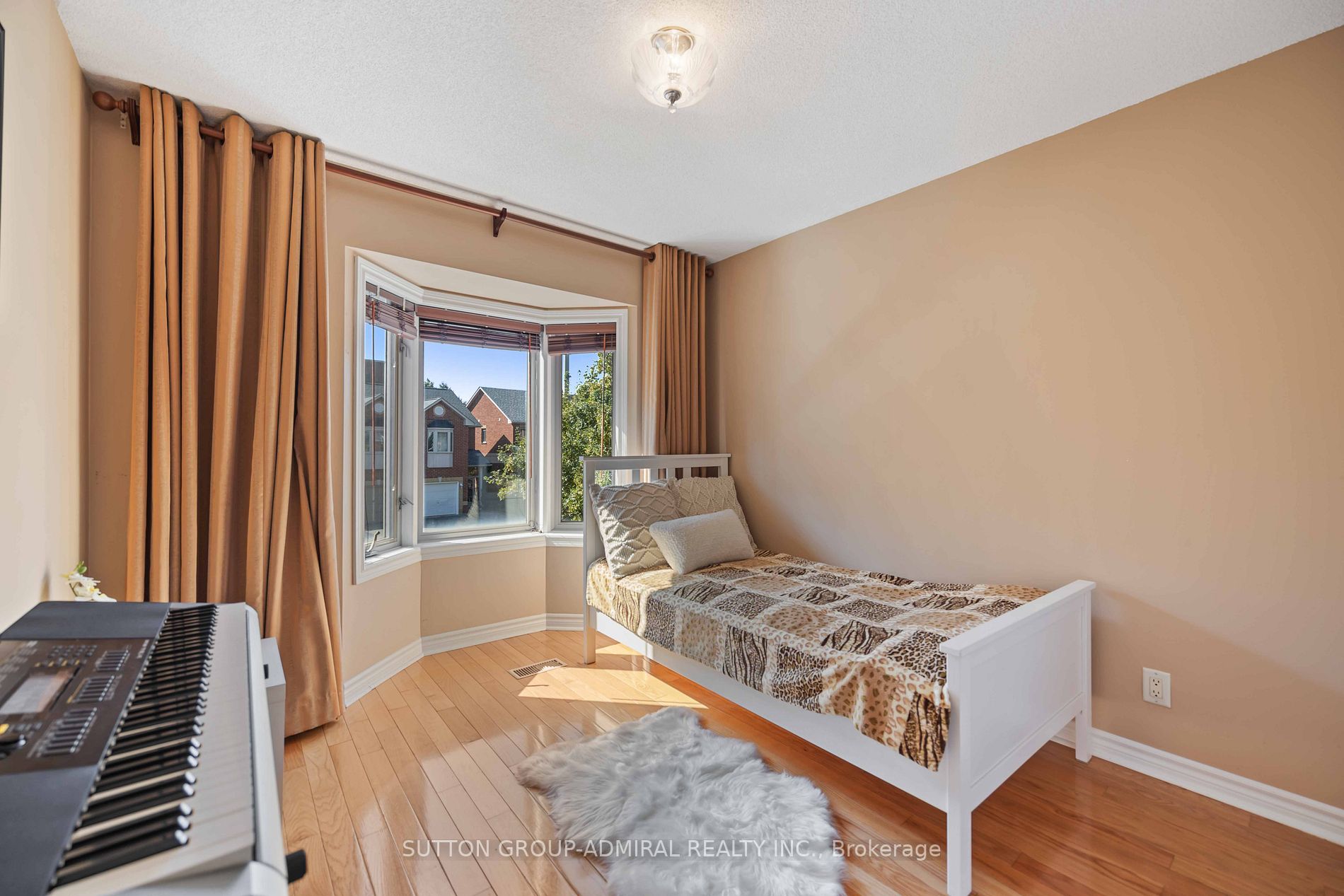 16 Pairash Ave