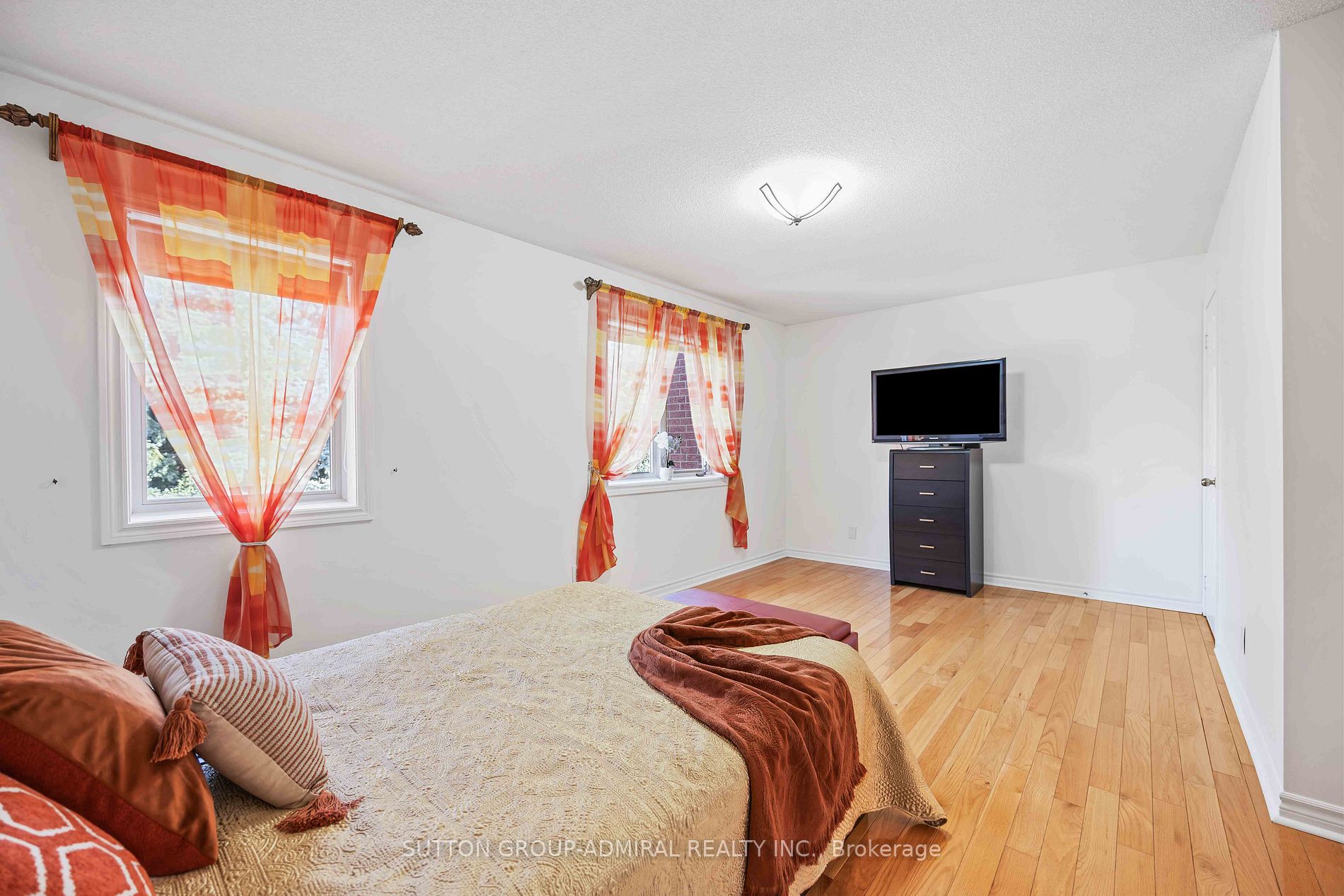 16 Pairash Ave