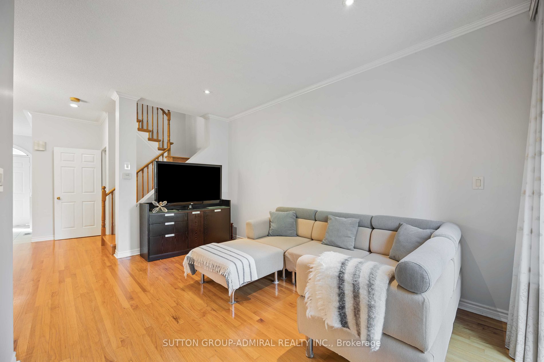 16 Pairash Ave