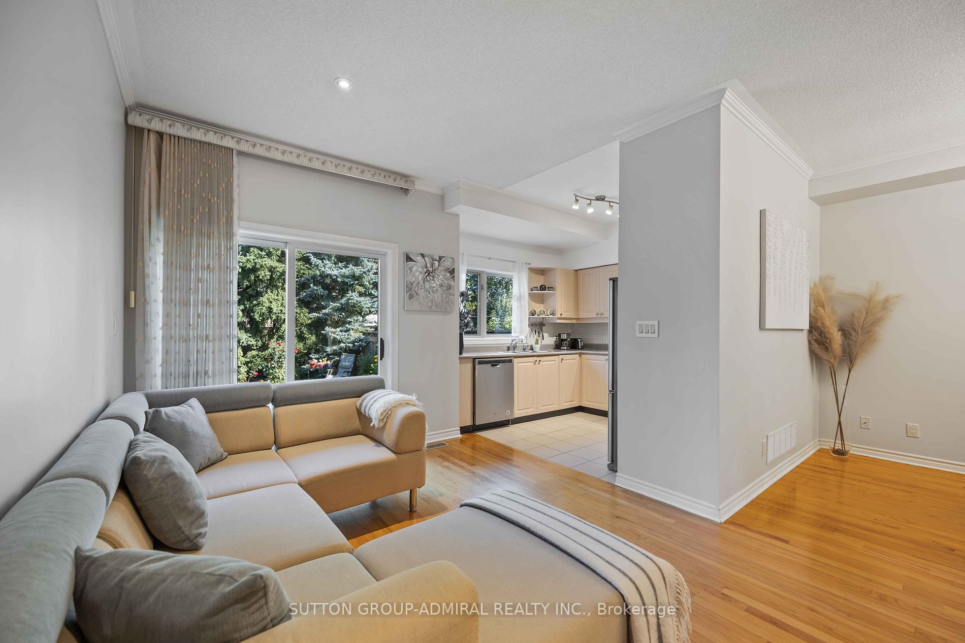 16 Pairash Ave