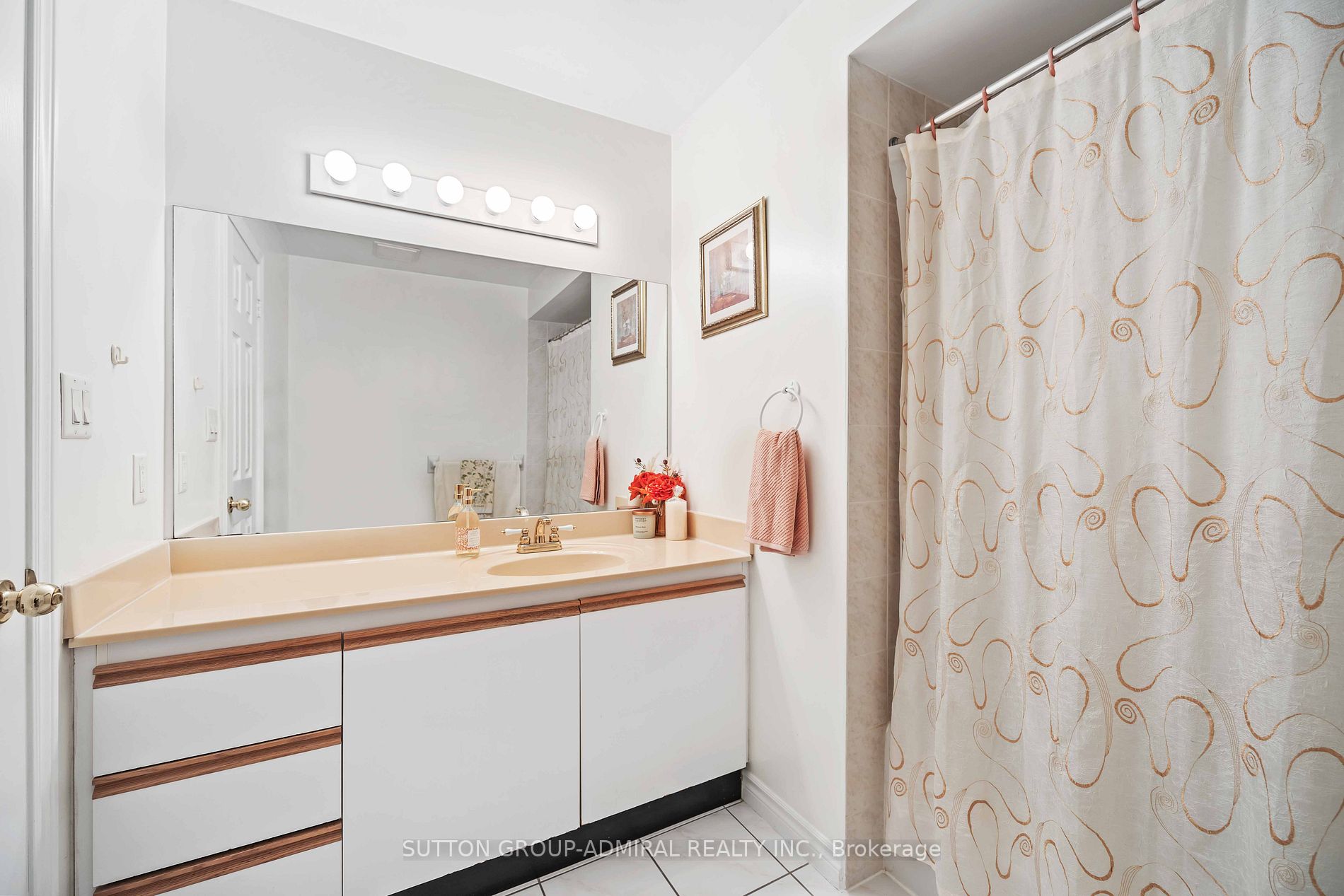 16 Pairash Ave