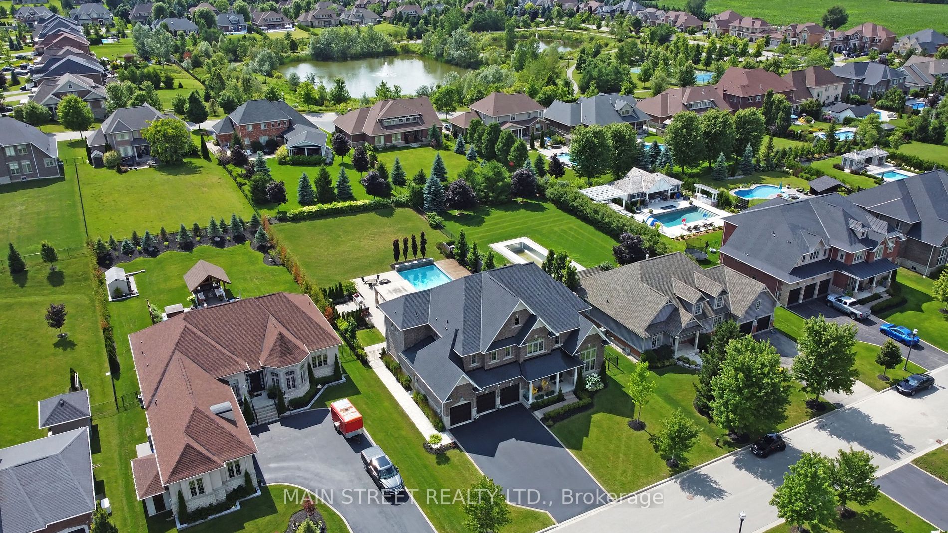 18 Country Club Cres