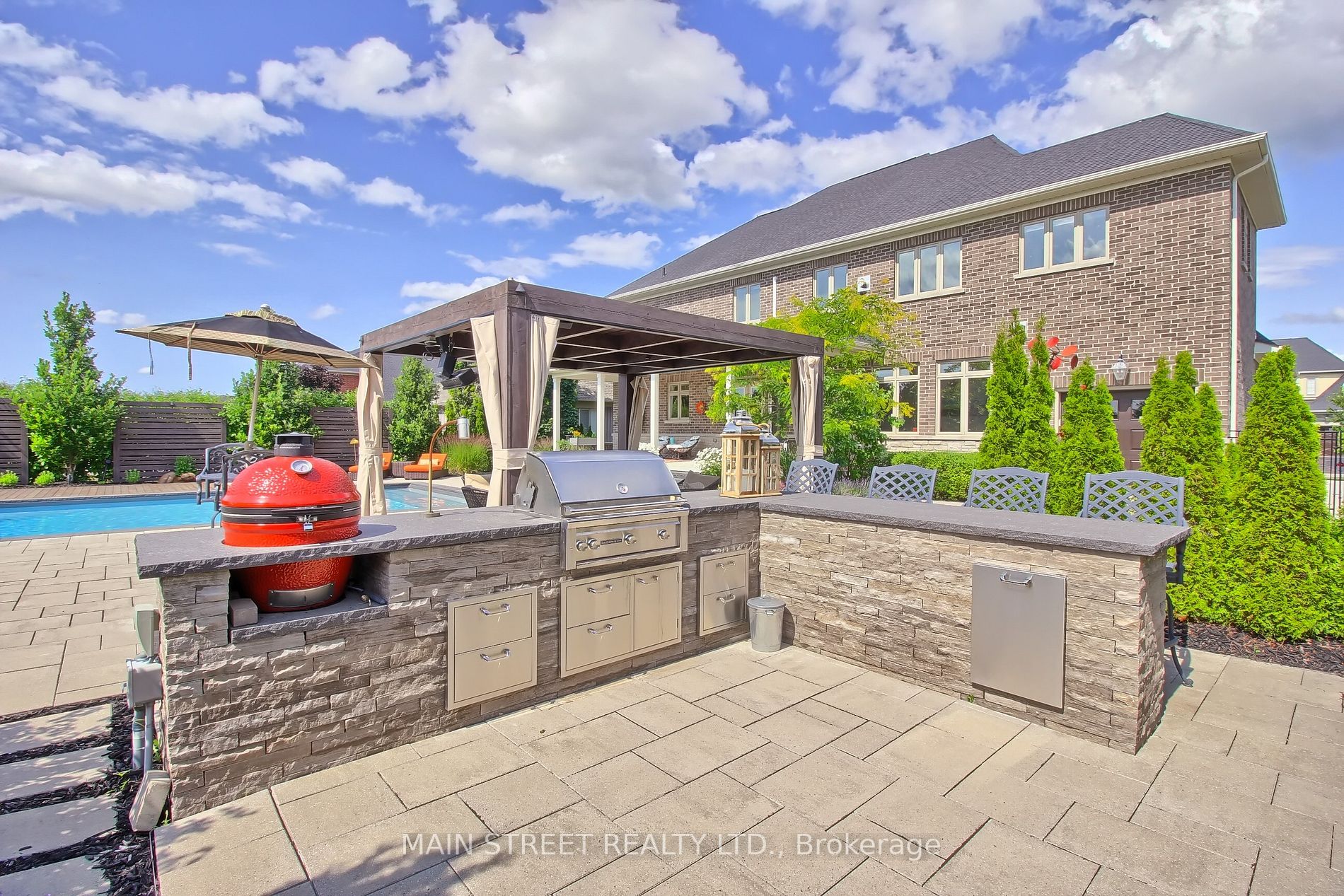 18 Country Club Cres