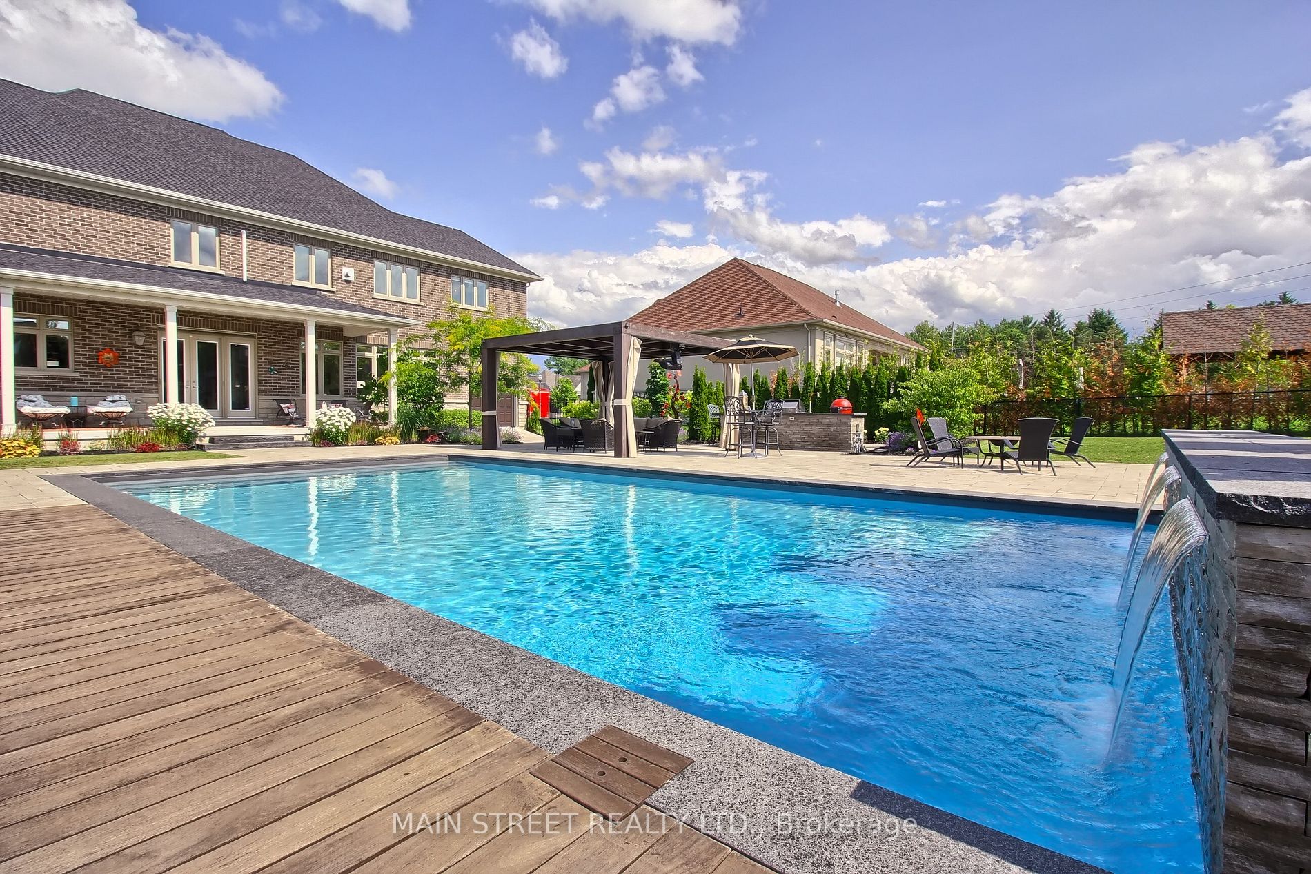 18 Country Club Cres