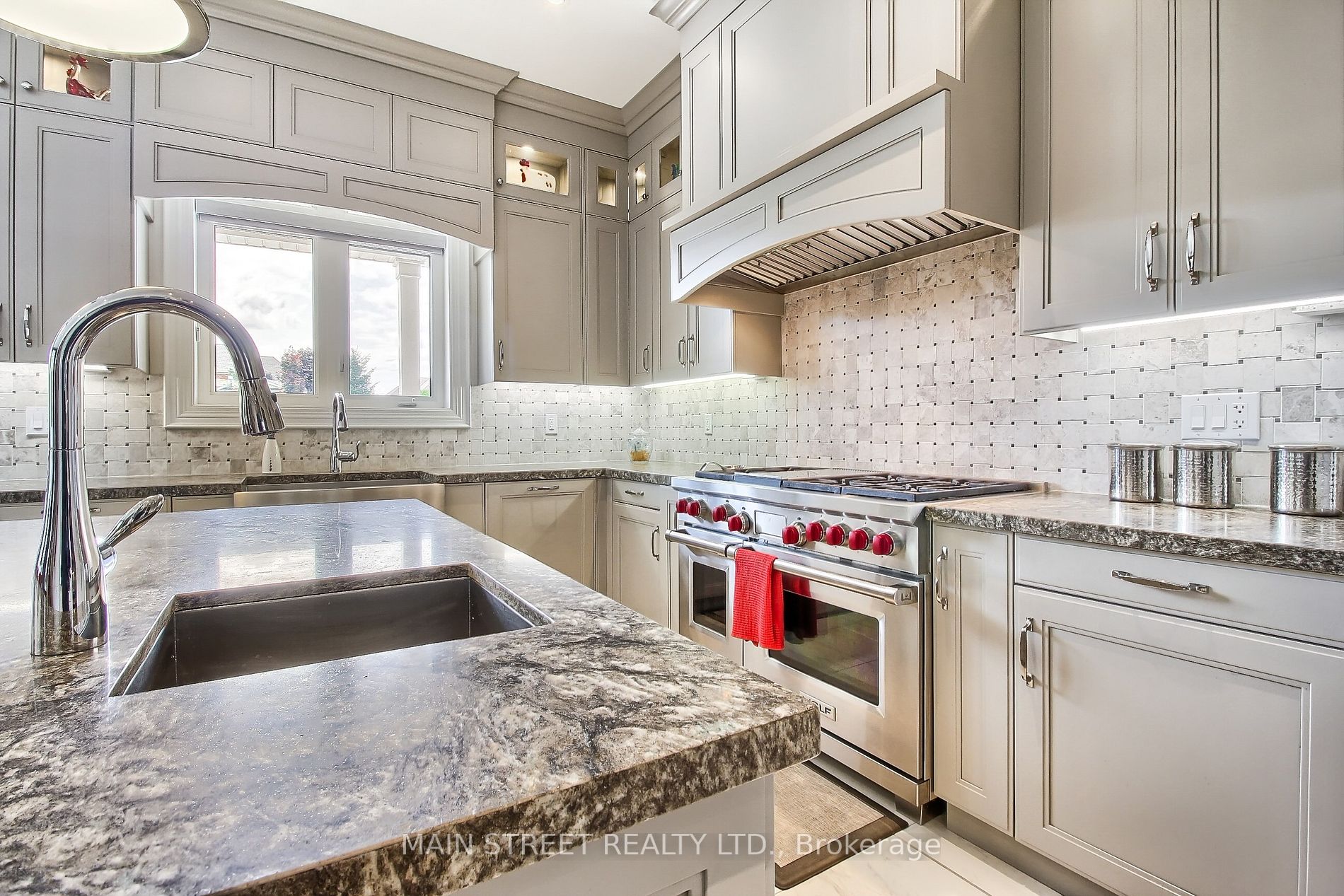 18 Country Club Cres