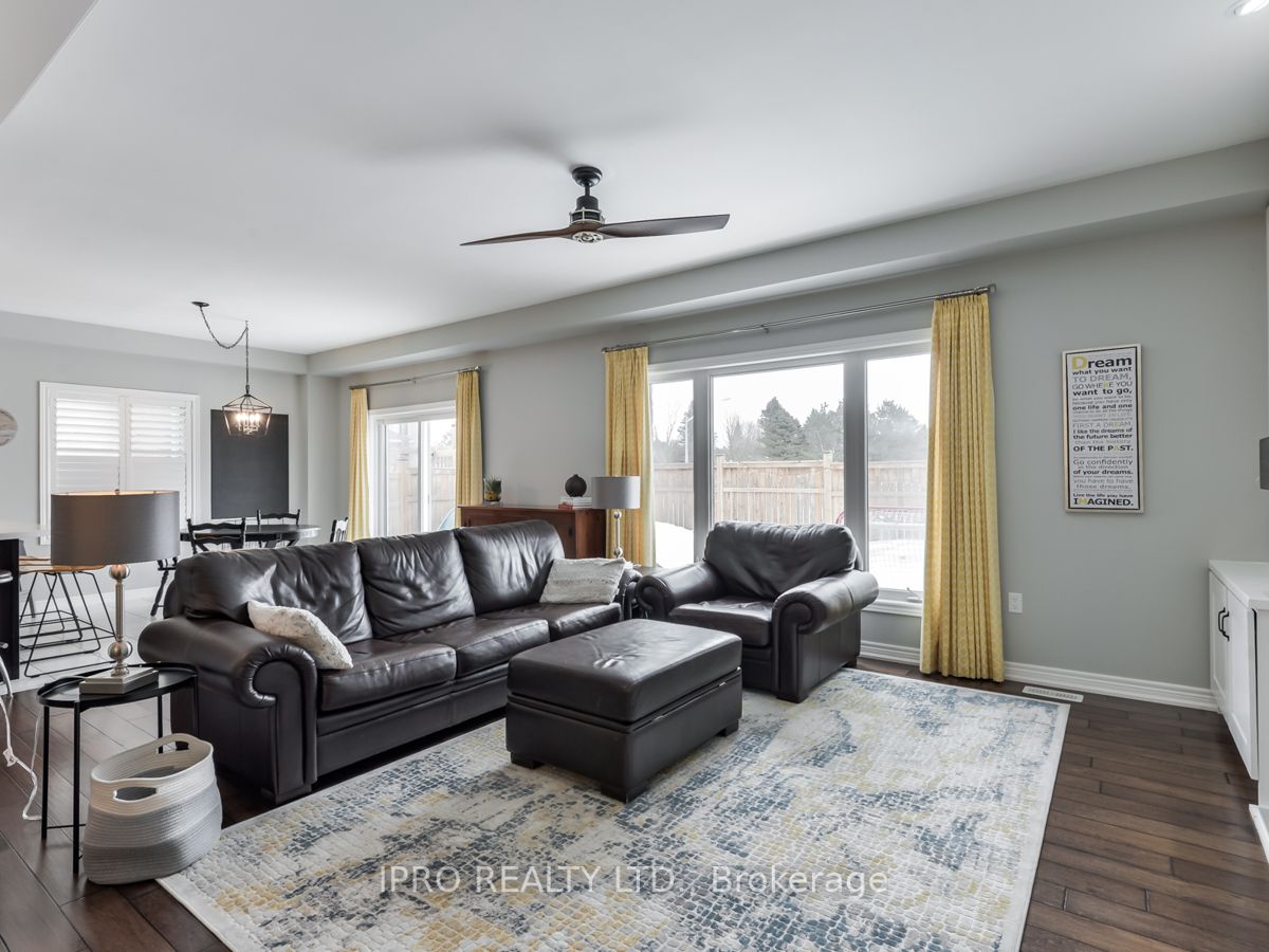 33 Donald Stewart Cres